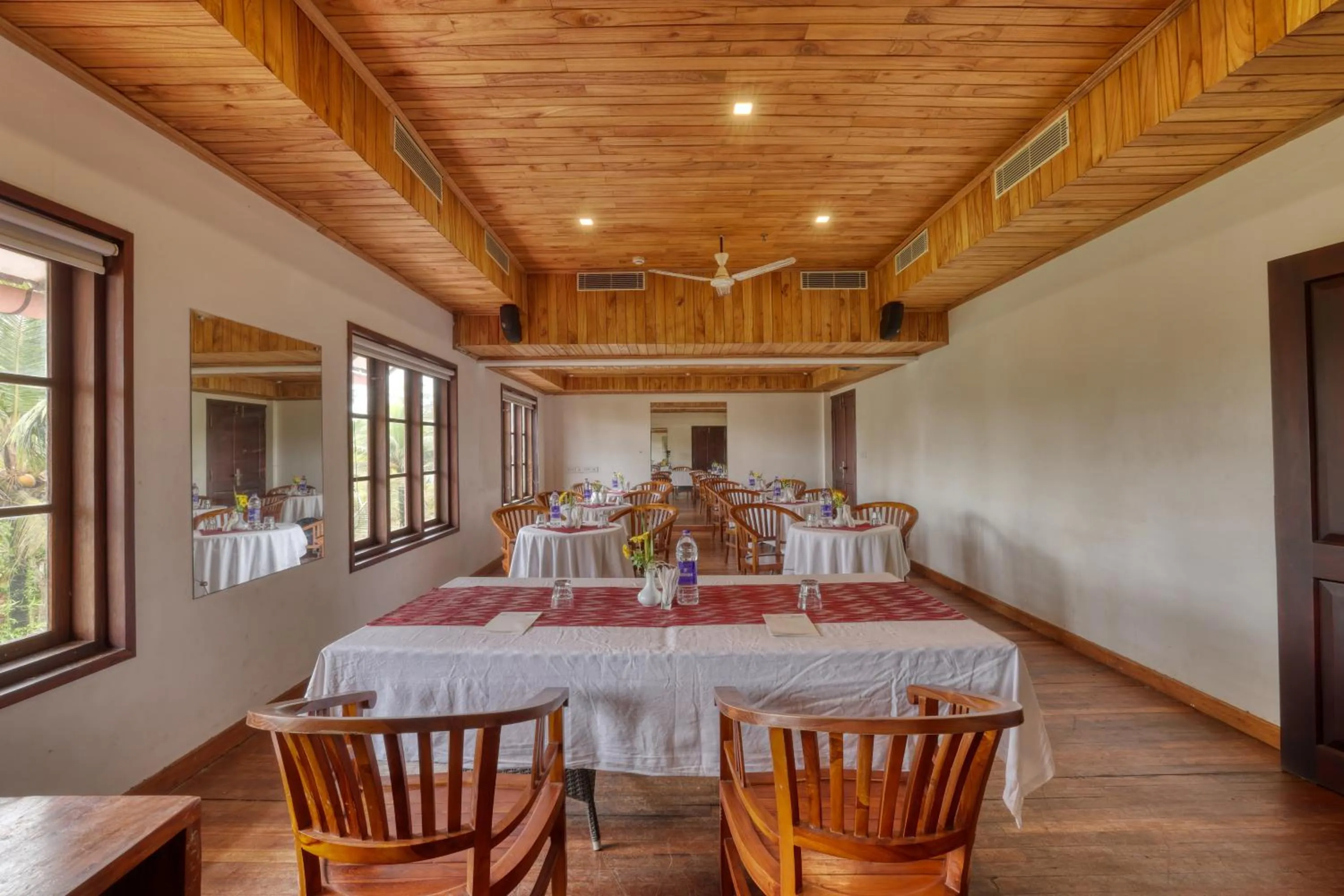 Restaurant/places to eat in Alaya Stays Paloma Backwater Resort