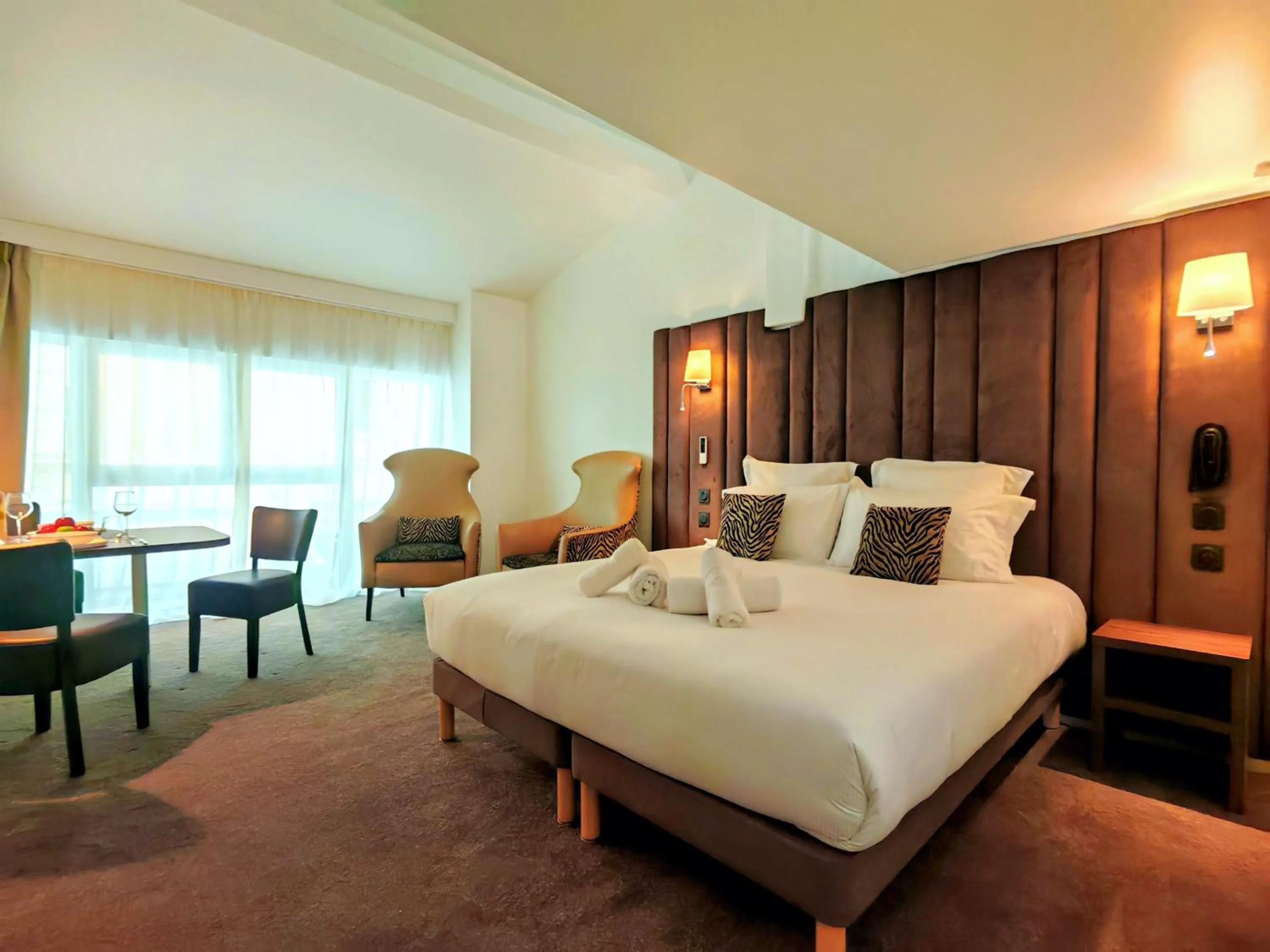 Bedroom, Bed in Hôtel & Appartements Monsigny