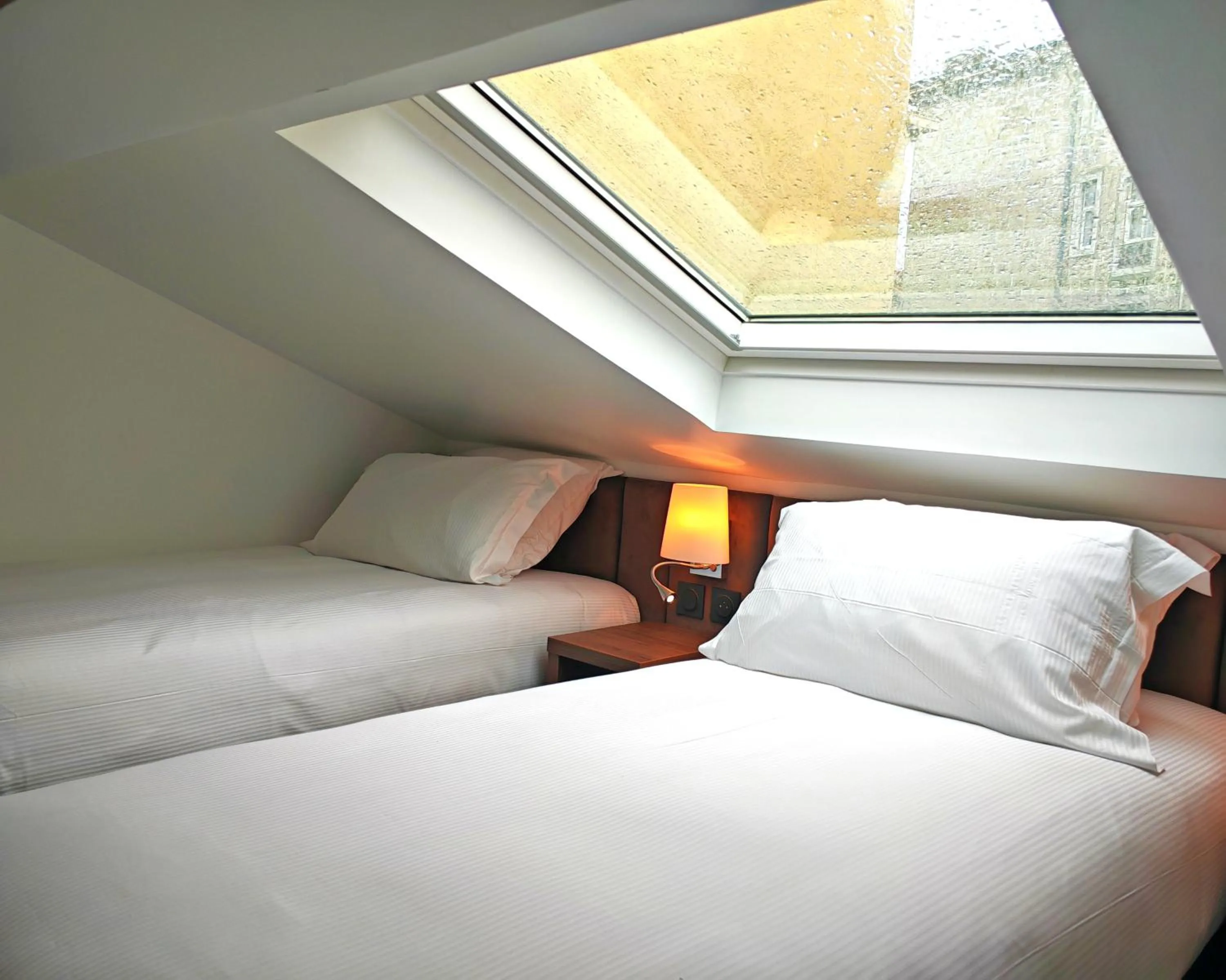 Bedroom, Bed in Hôtel & Appartements Monsigny