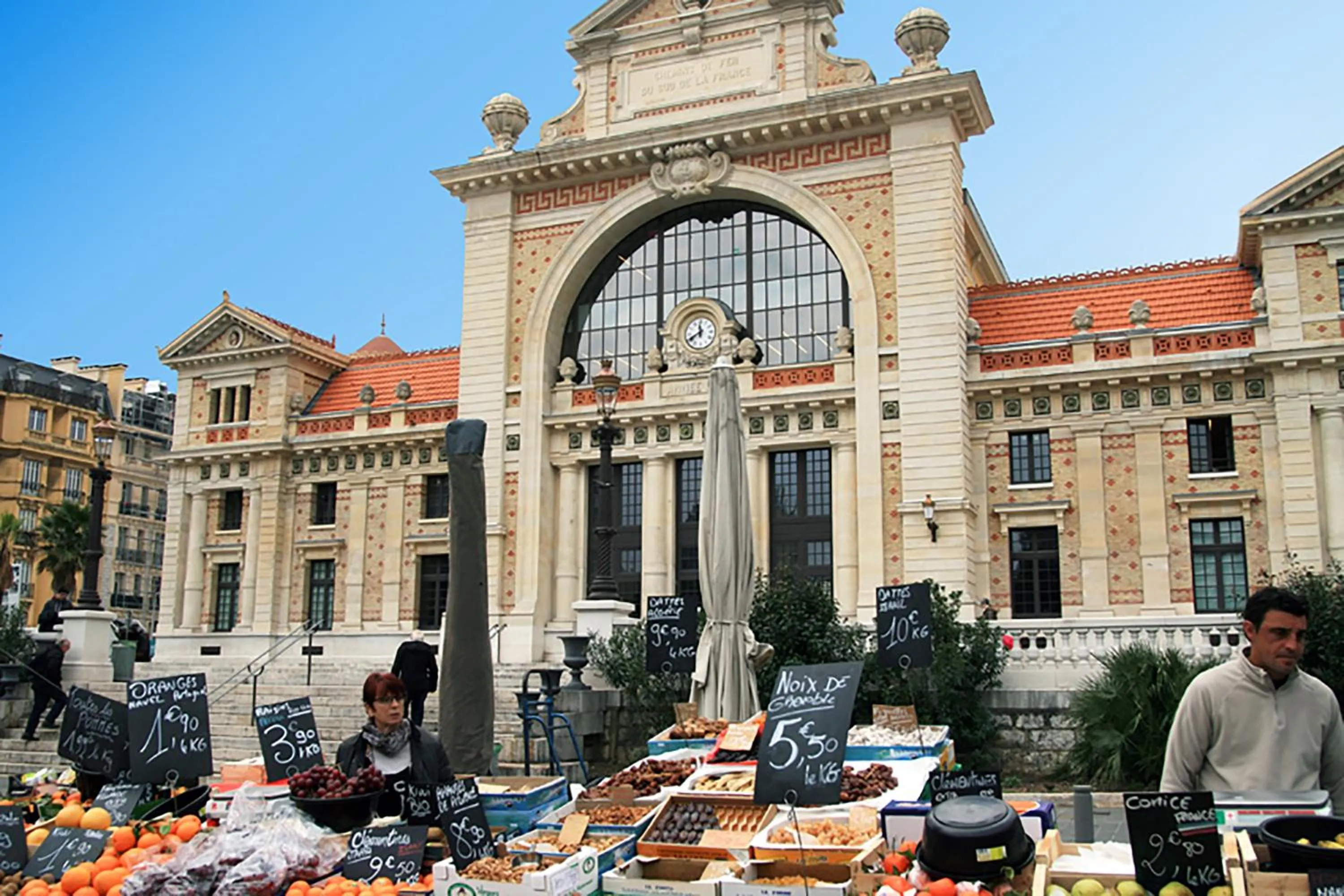 Neighbourhood in Hôtel & Appartements Monsigny