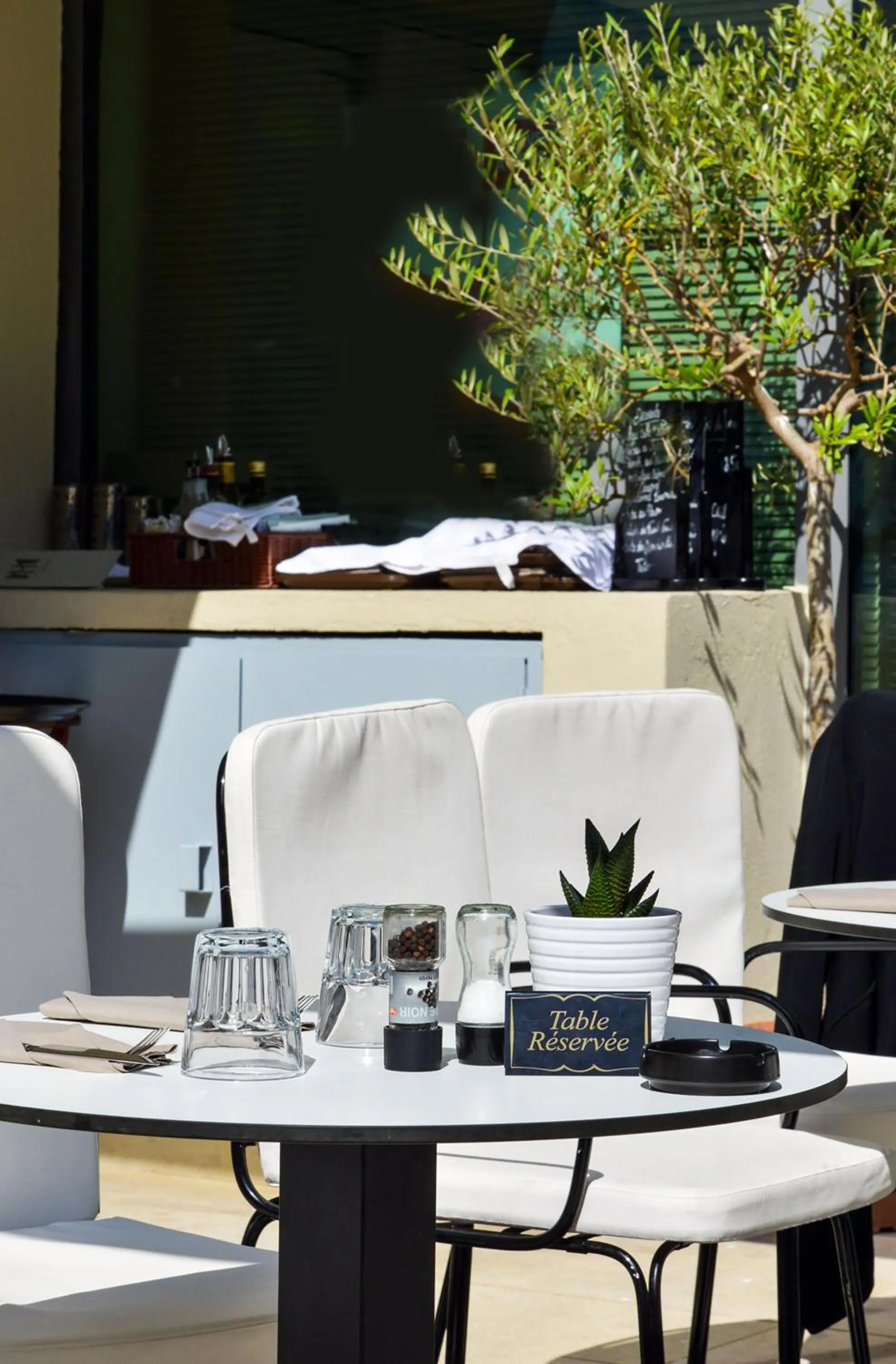 Restaurant/places to eat in Hôtel & Appartements Monsigny