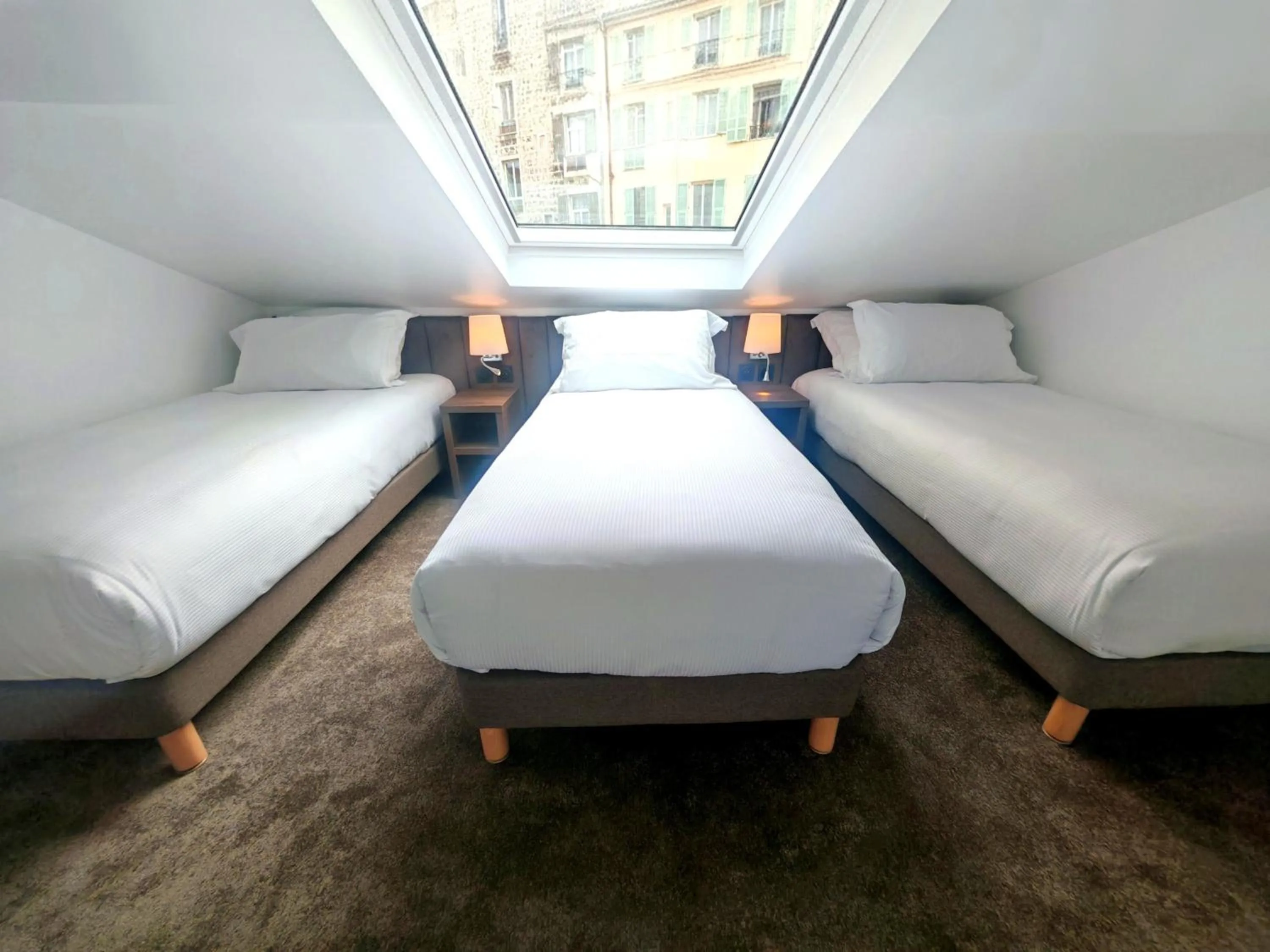 Bedroom, Bed in Hôtel & Appartements Monsigny