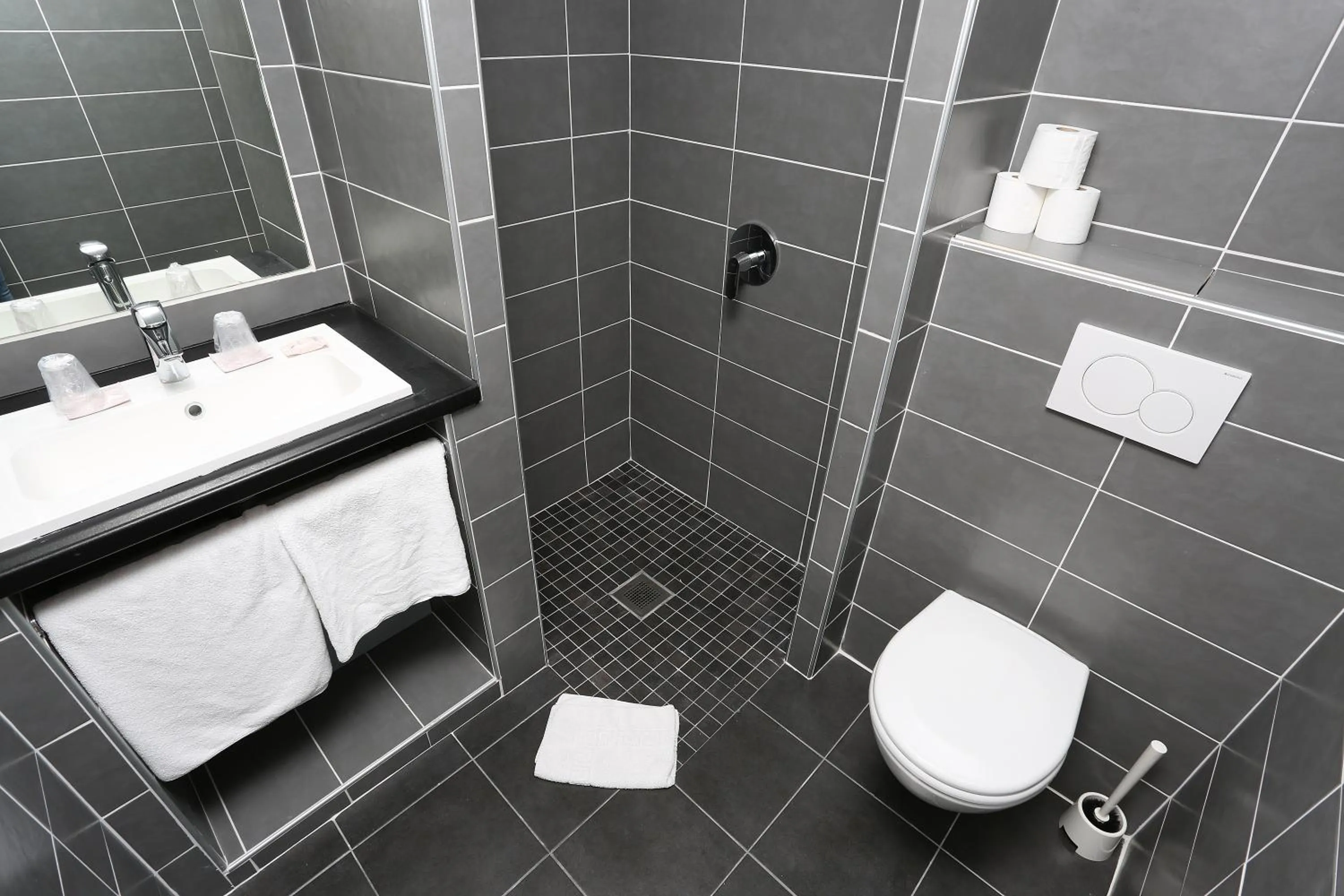 Bathroom in Hôtel & Appartements Monsigny