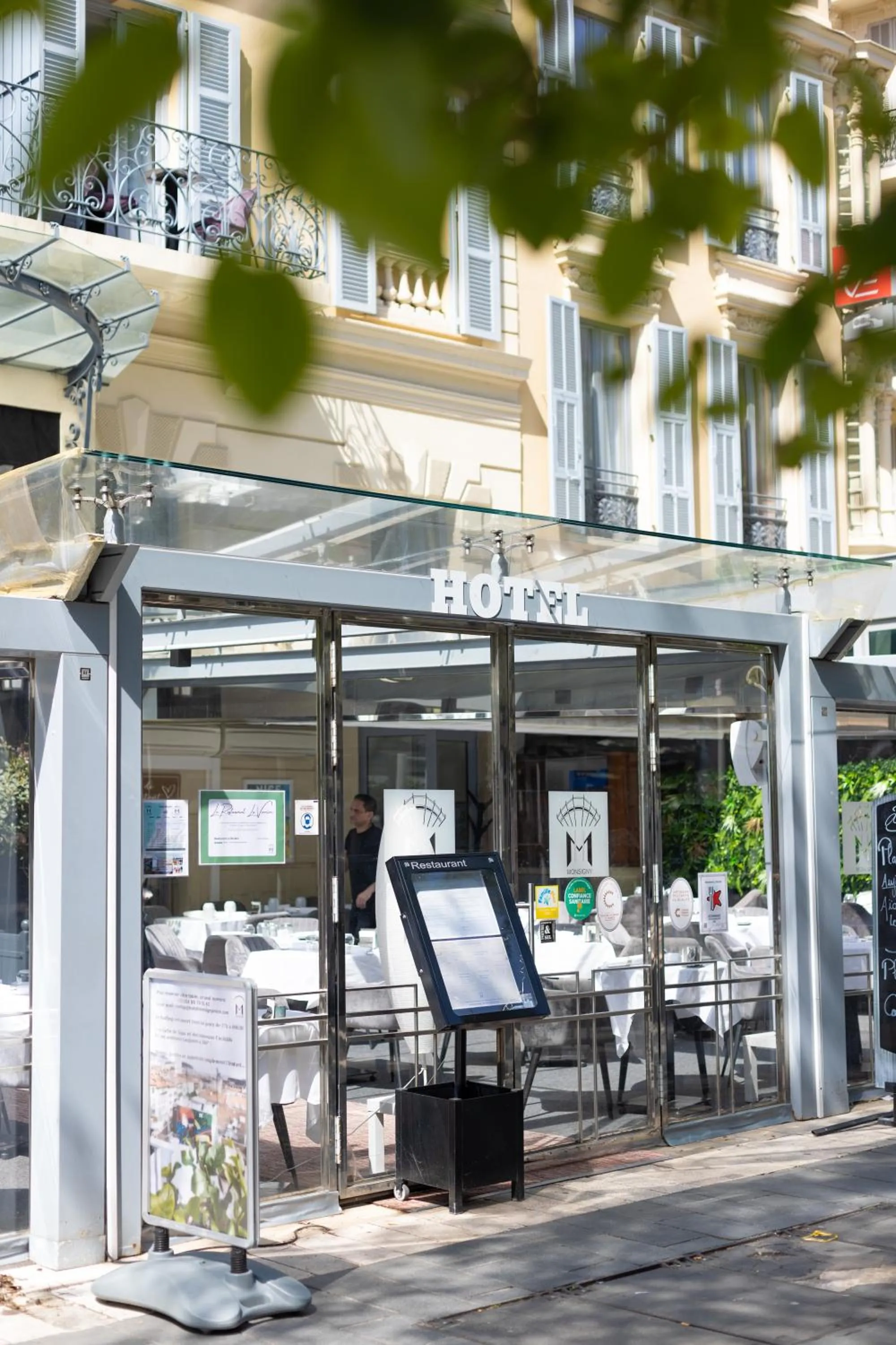 Property building in Hôtel & Appartements Monsigny