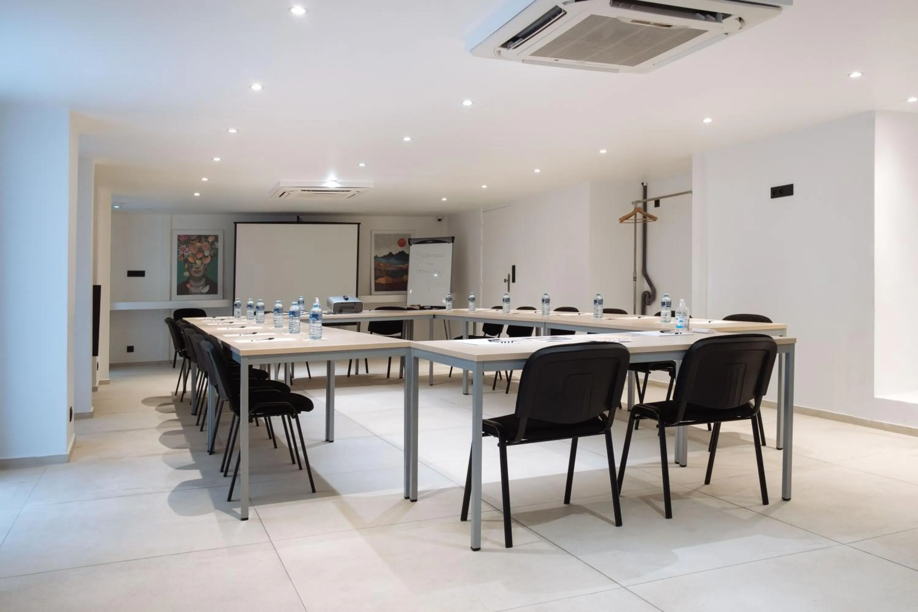 Meeting/conference room in Hôtel & Appartements Monsigny