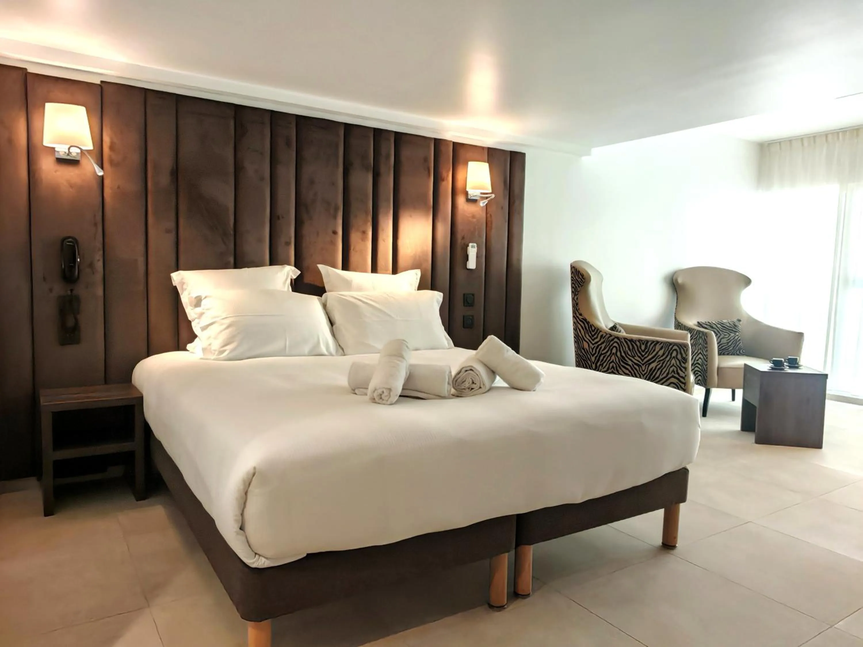 Bedroom, Bed in Hôtel & Appartements Monsigny