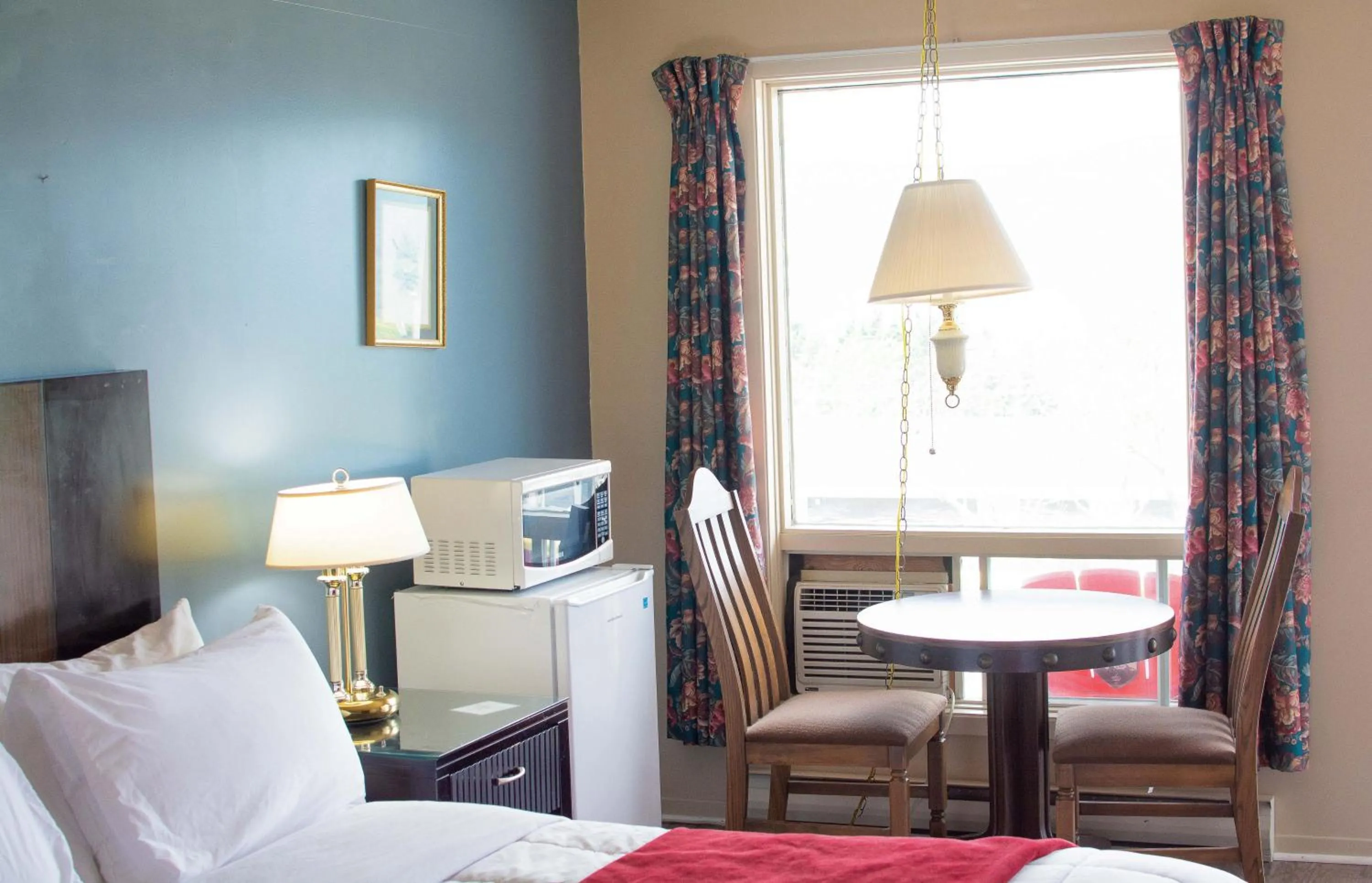 Seating area, Bed in Travels Inn Victoria County