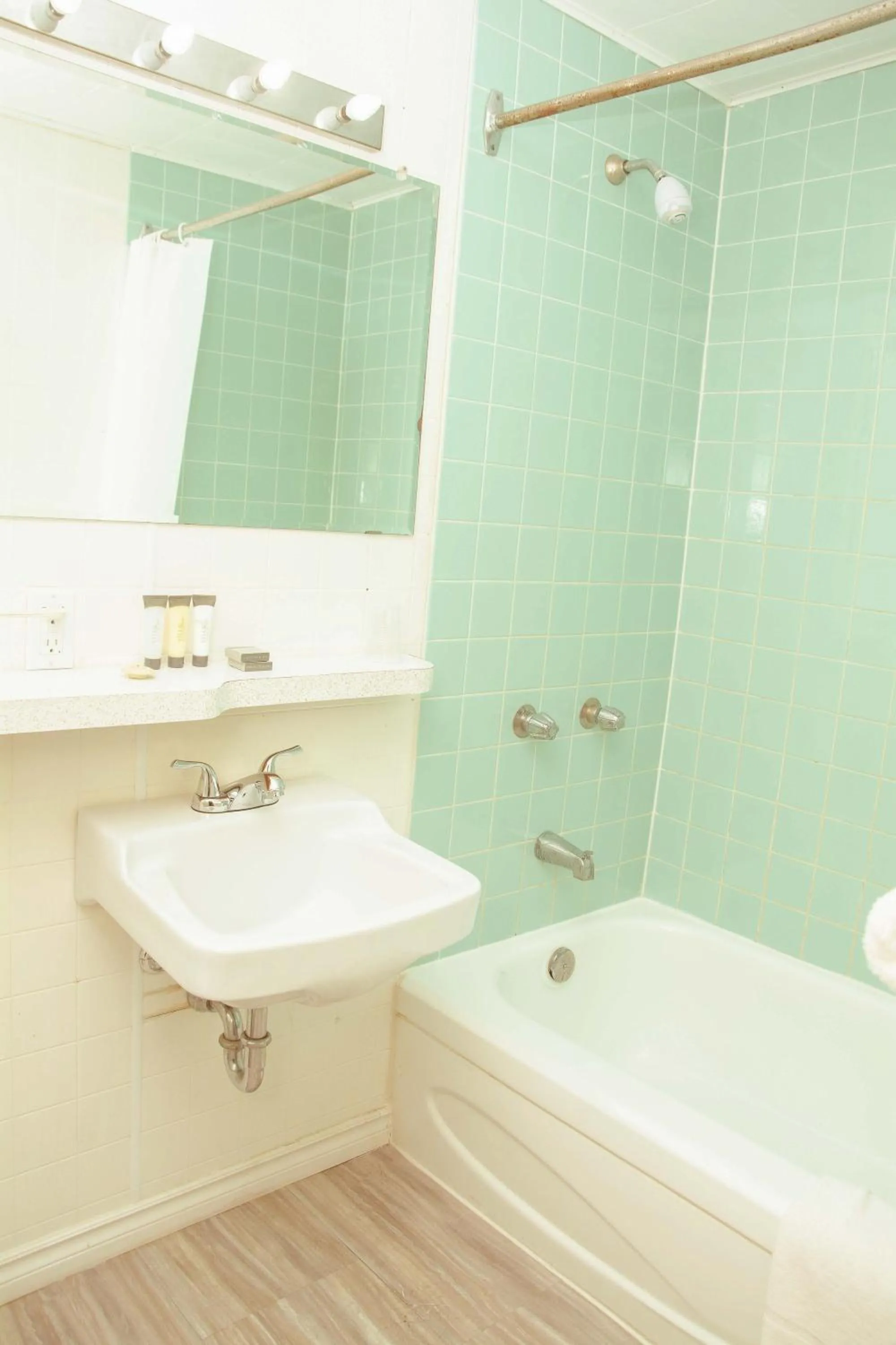 Shower in Travels Inn Victoria County