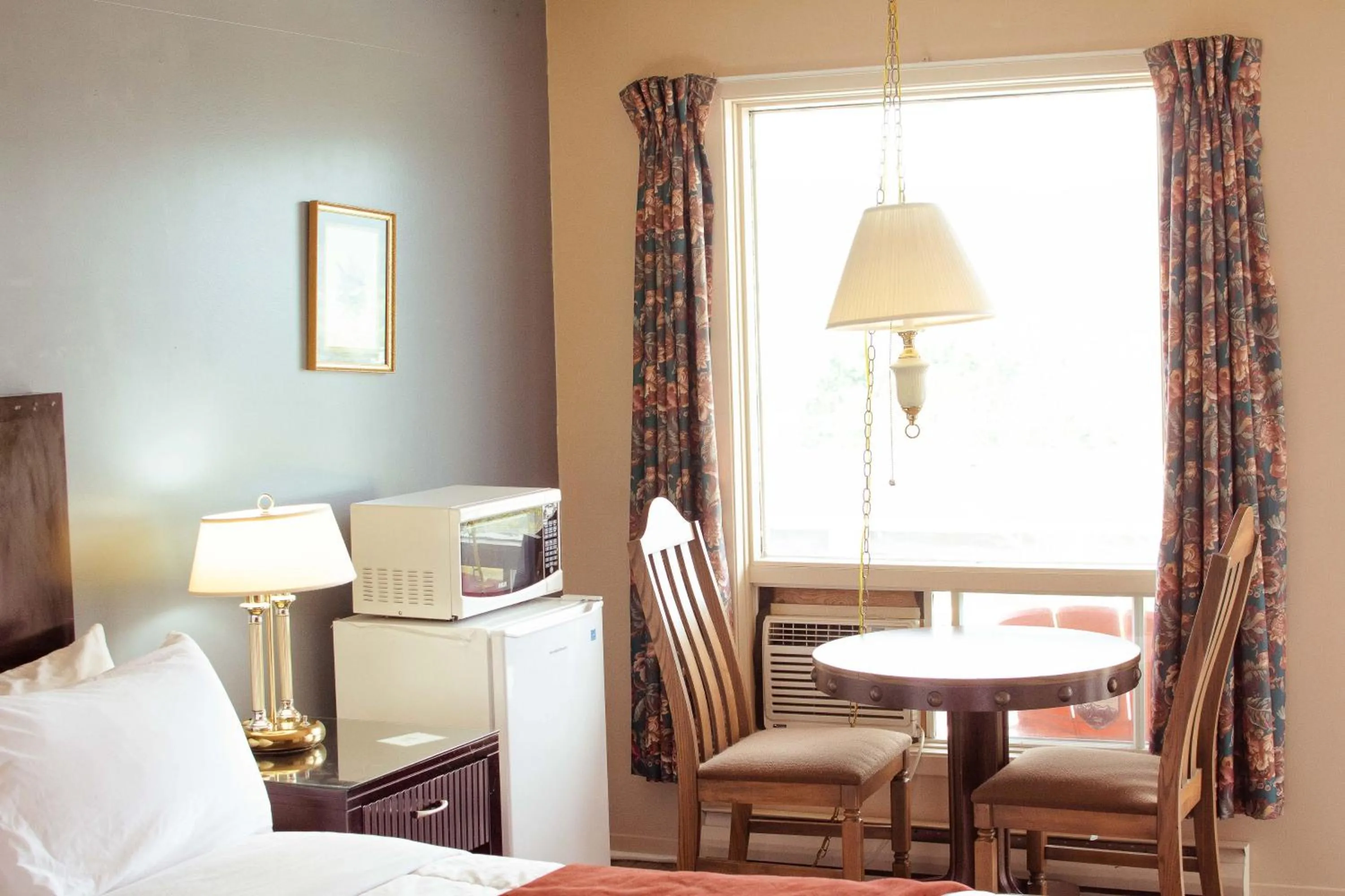 Seating area, Bed in Travels Inn Victoria County