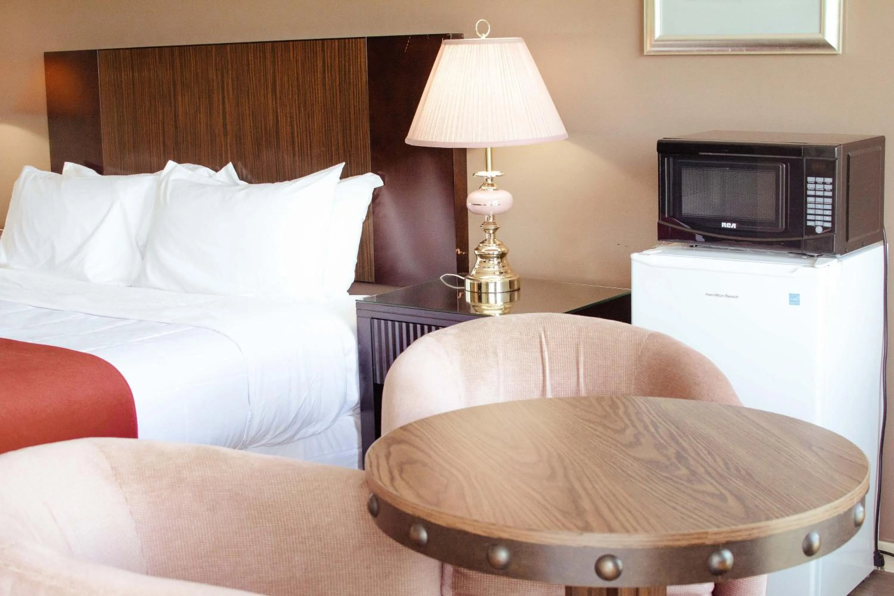 Seating area, Bed in Travels Inn Victoria County