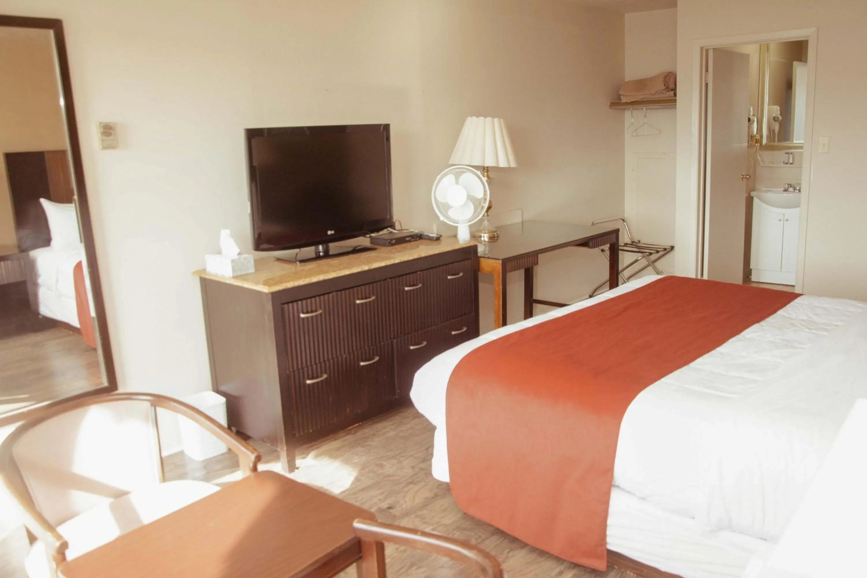 Communal lounge/ TV room, Bed in Travels Inn Victoria County