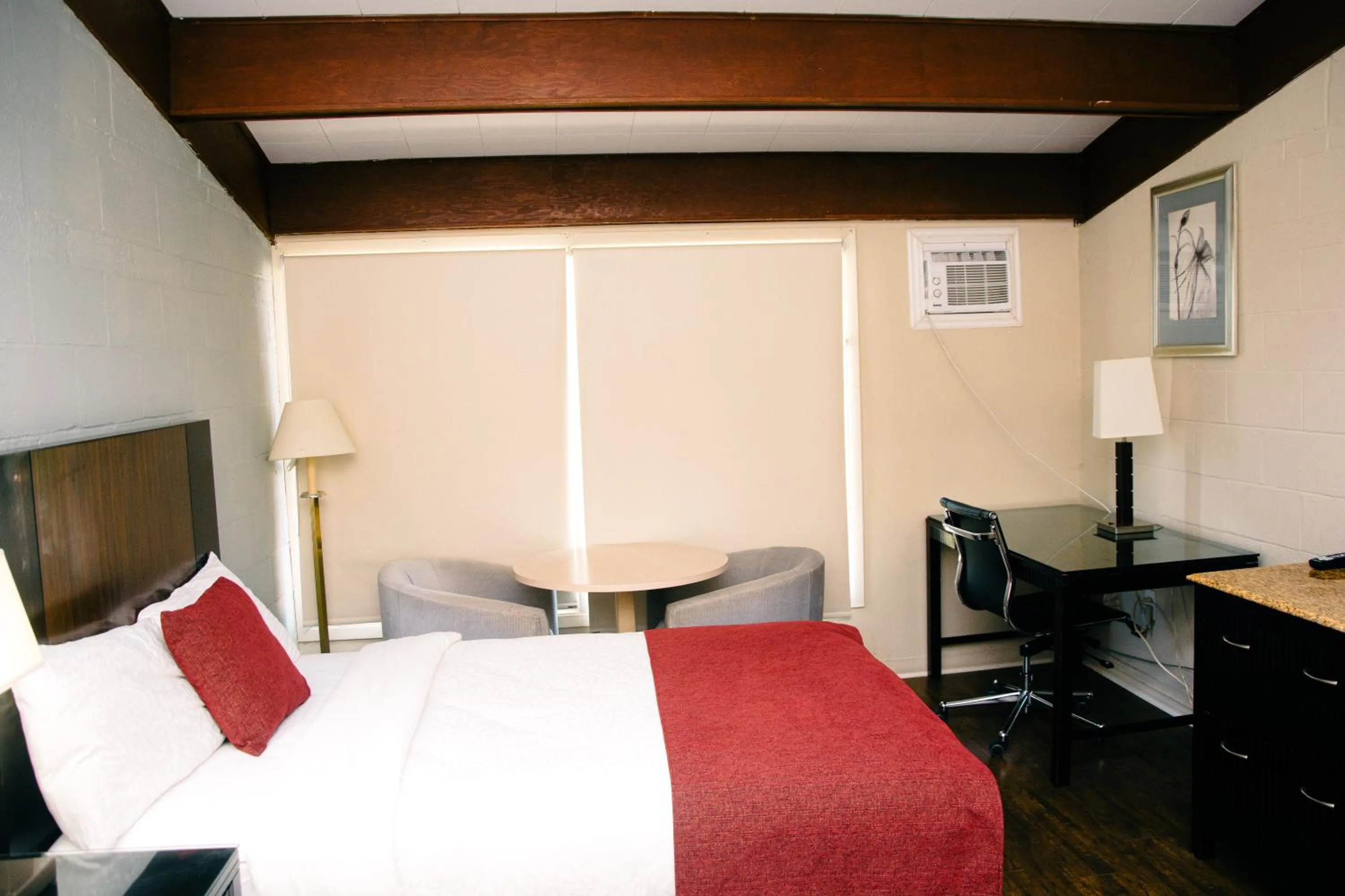 Photo of the whole room, Bed in Travels Inn Victoria County