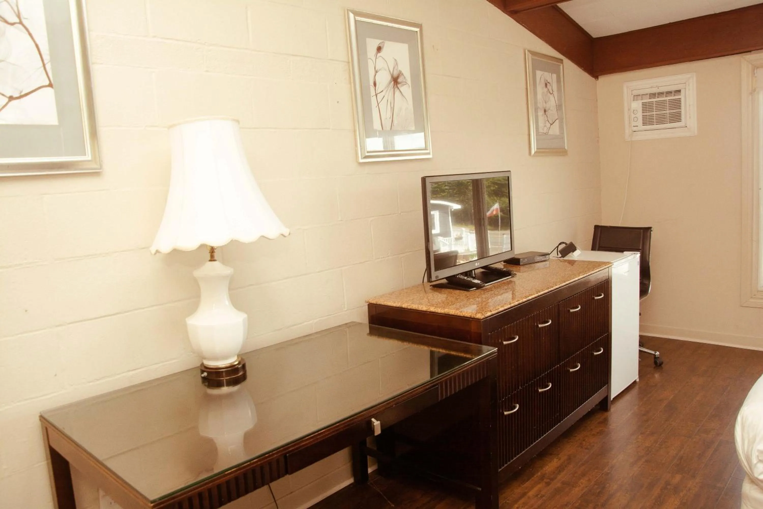 TV and multimedia in Travels Inn Victoria County