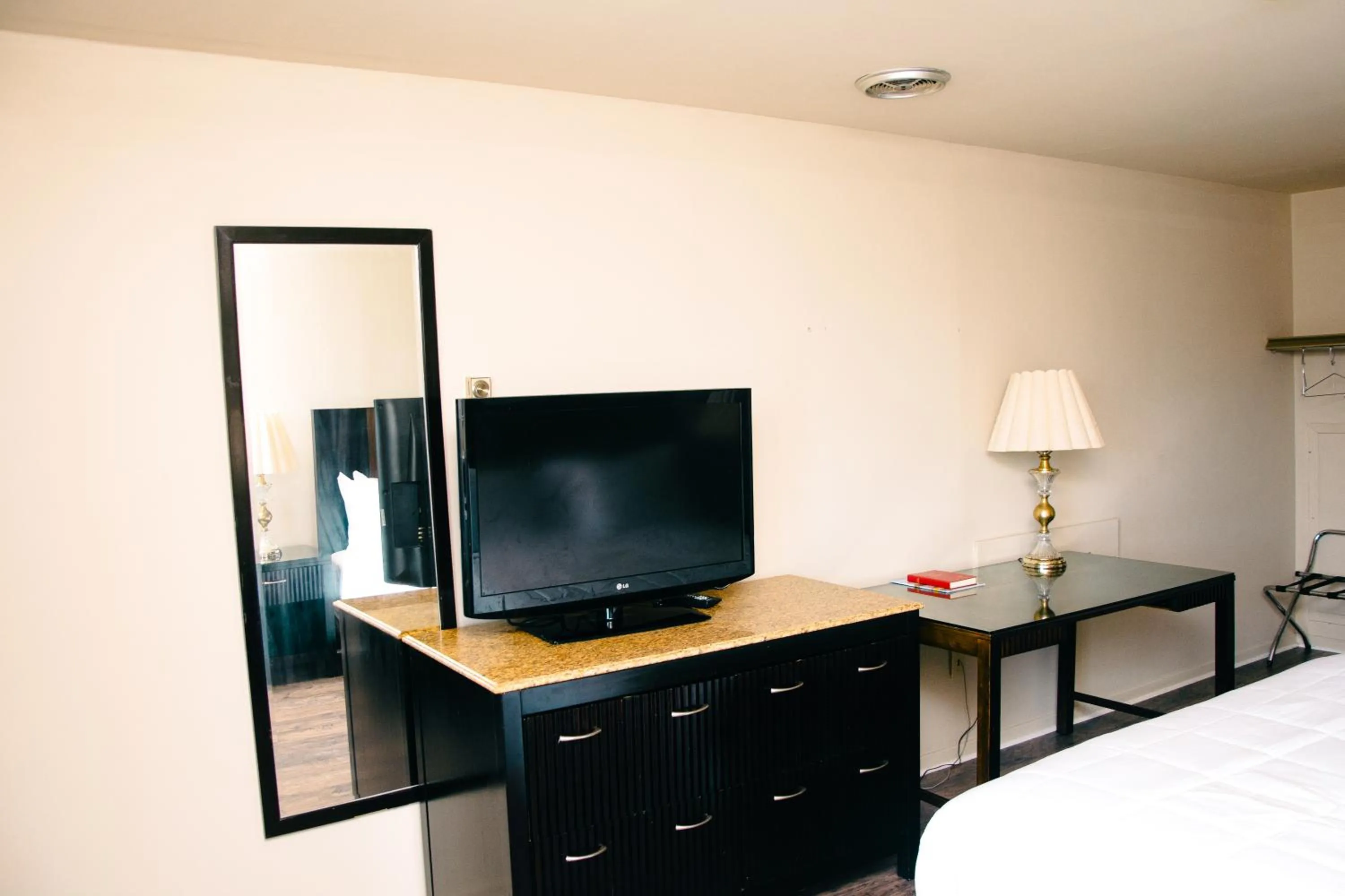 Communal lounge/ TV room, Bed in Travels Inn Victoria County