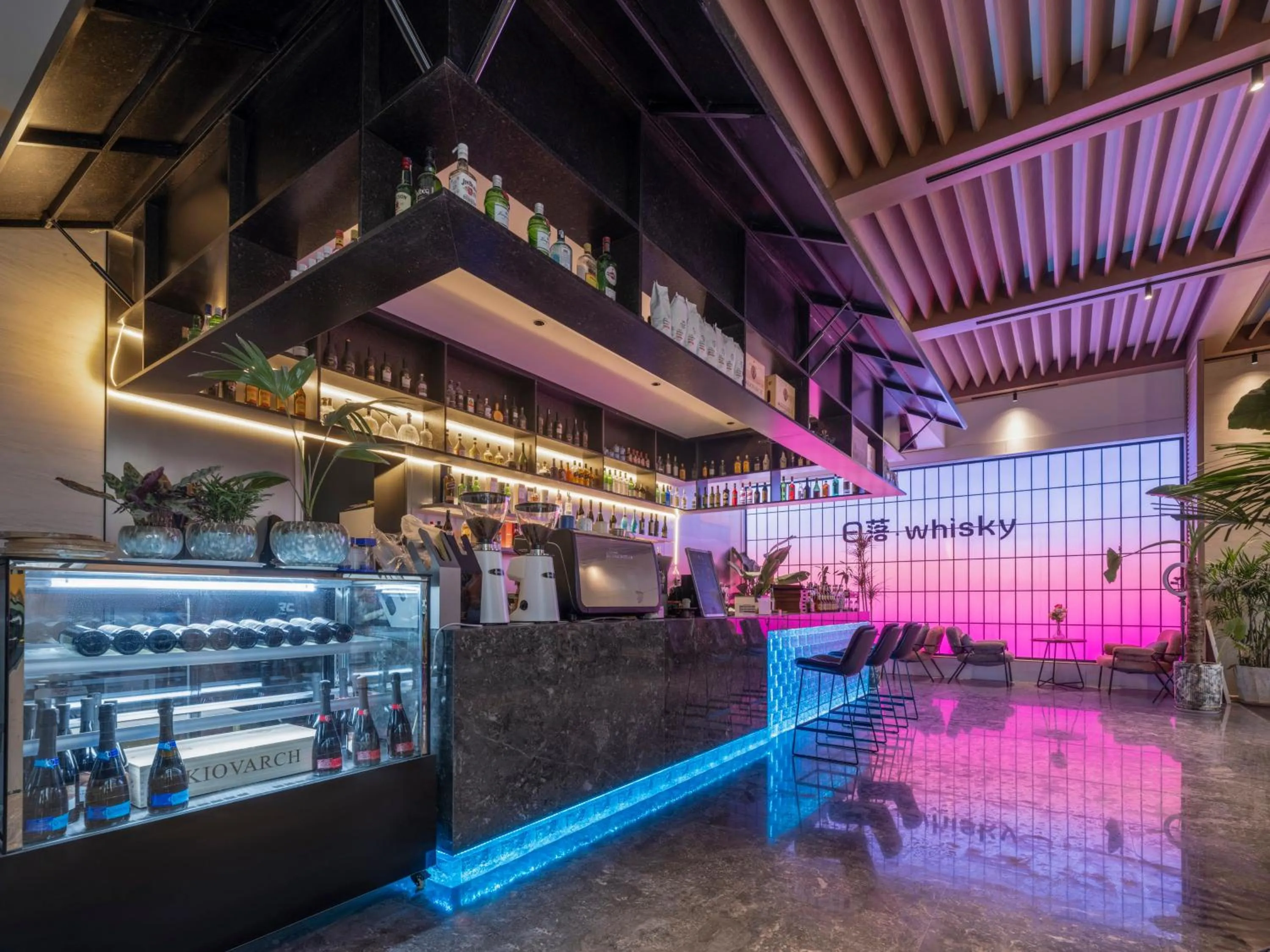 Lounge or bar in Holiday Inn Express Aksu by IHG