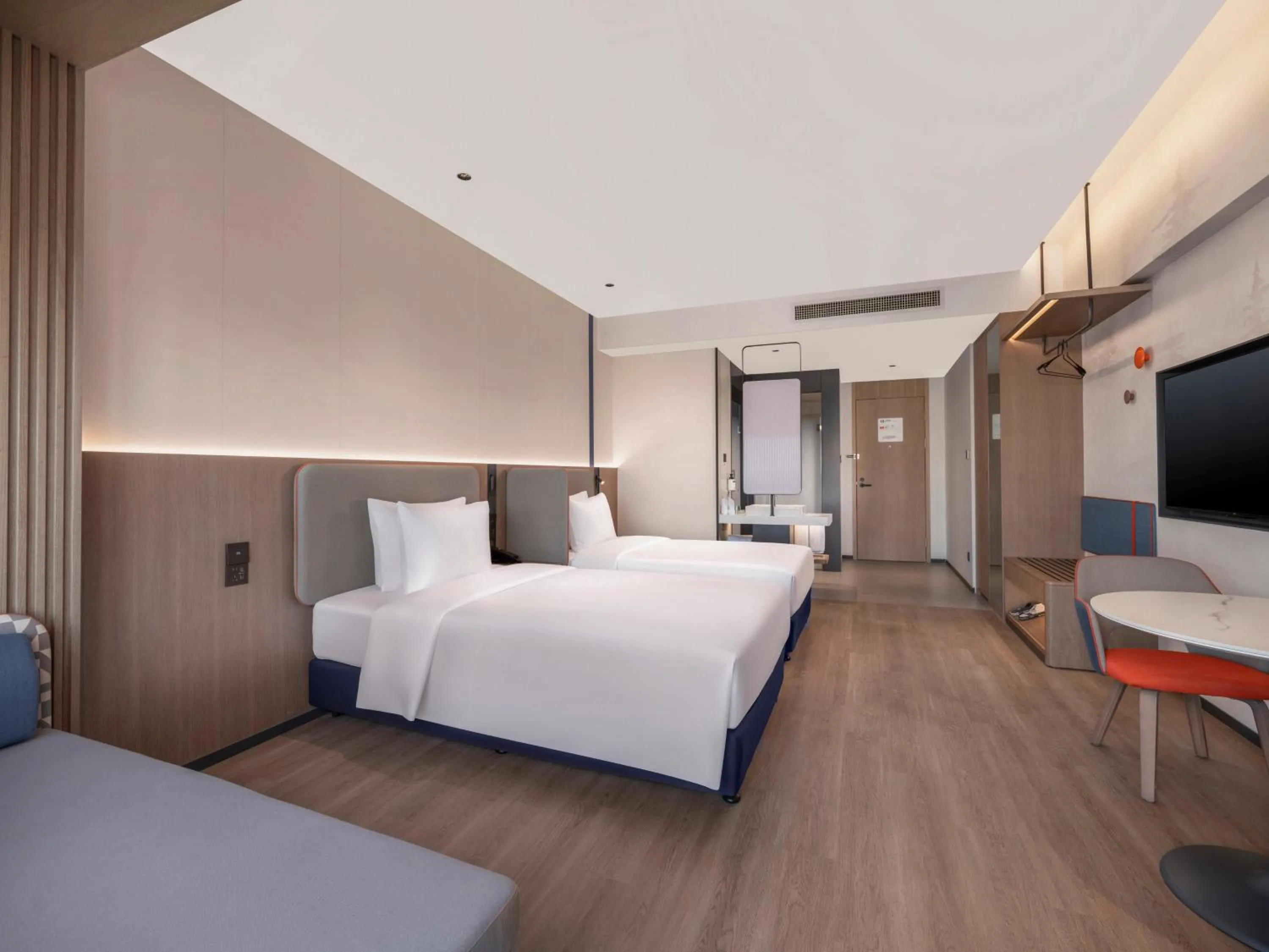 Photo of the whole room, Bed in Holiday Inn Express Aksu by IHG