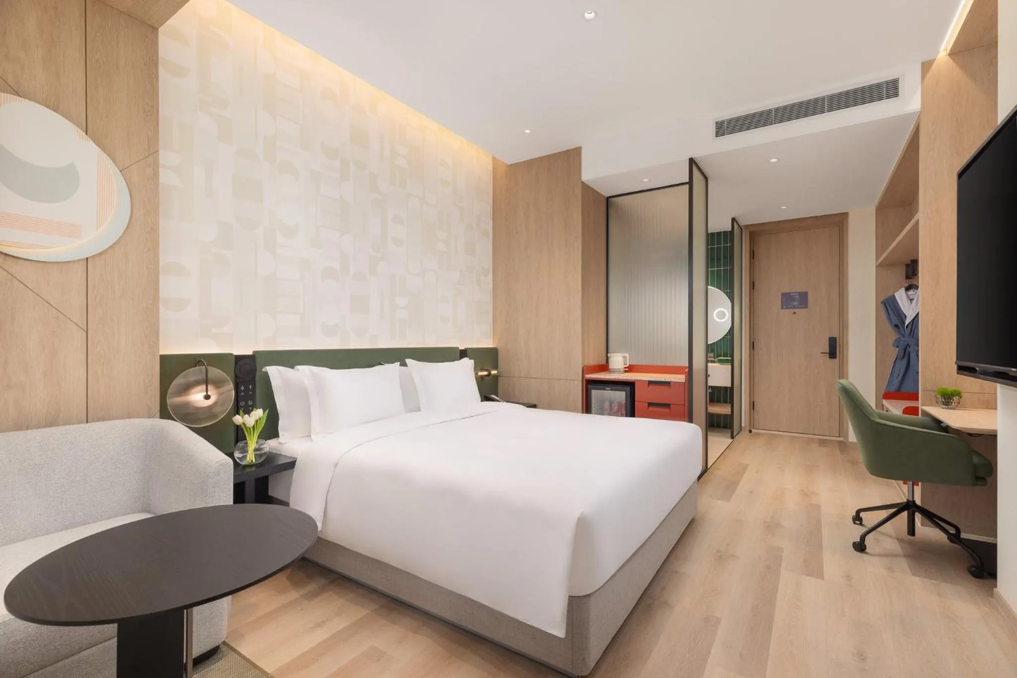 Photo of the whole room, Bed in EVEN Hotel Hangzhou West Lake by IHG