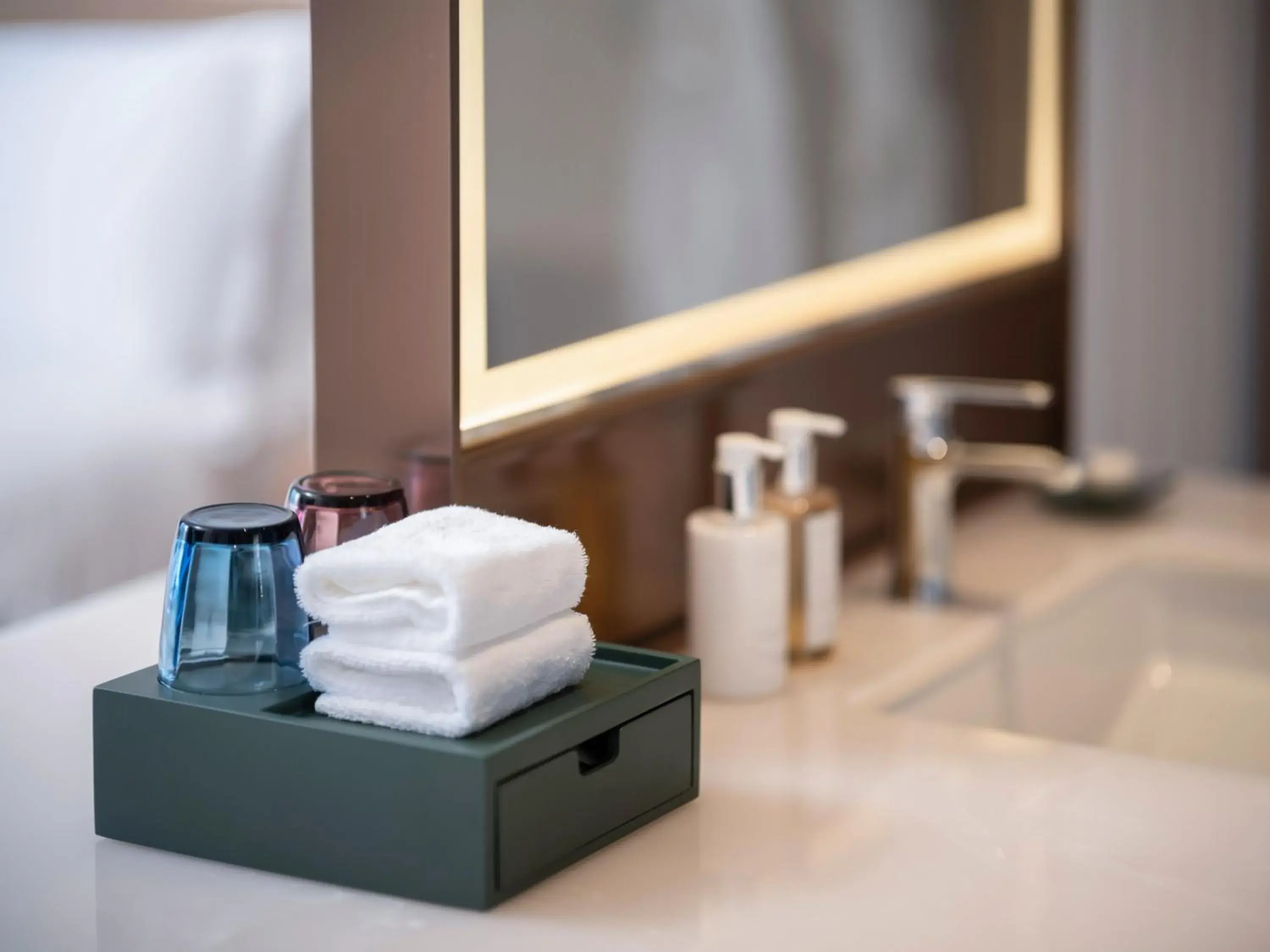 Standard King Room with Garden View and Balcony in Holiday Inn Resort Wanning Shenzhou Peninsula by IHG Standard King Room with Garden View and Balcony in Holiday Inn Resort Wanning Shenzhou Peninsula by IHG