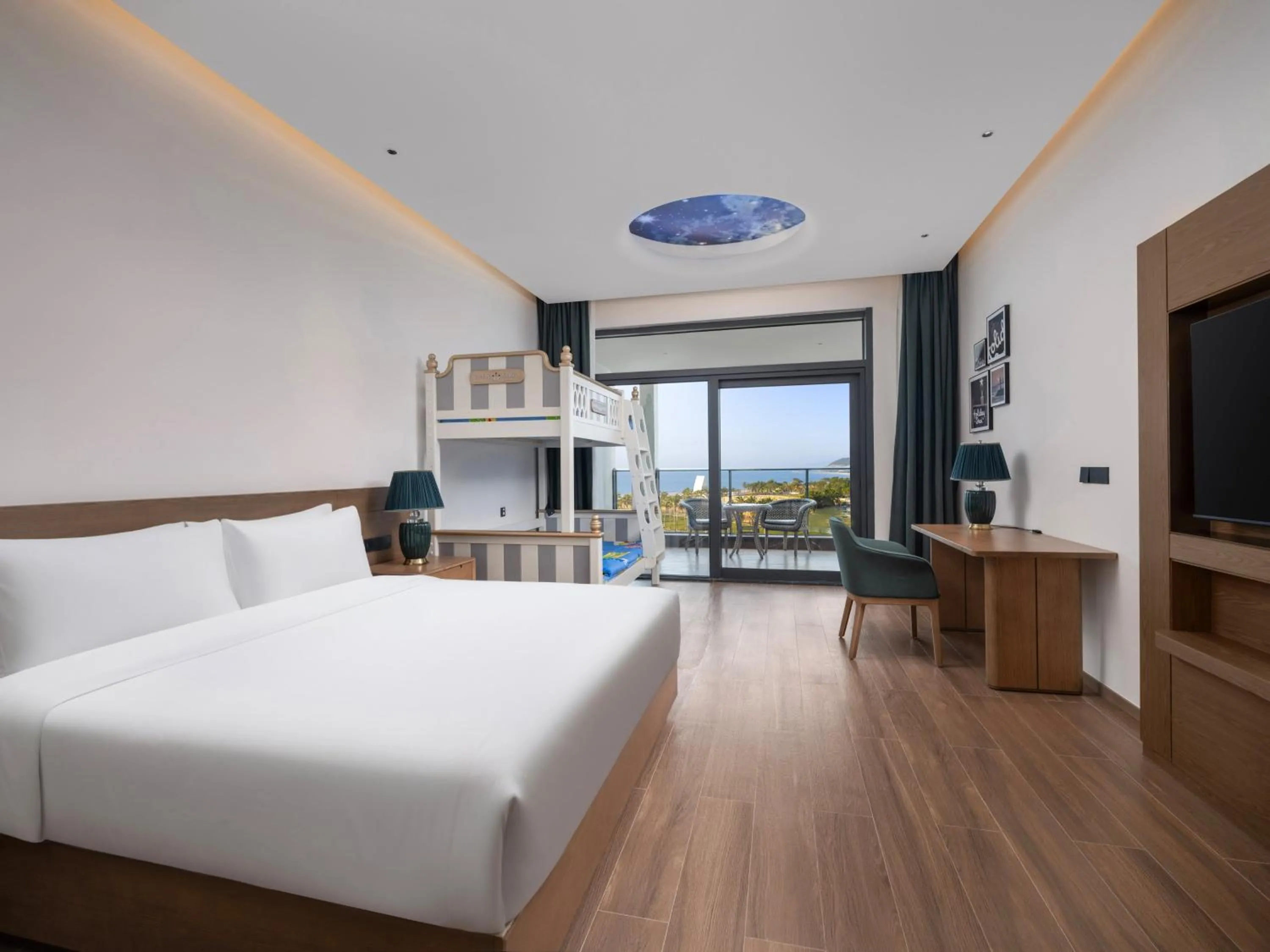 Photo of the whole room, Bed in Holiday Inn Resort Wanning Shenzhou Peninsula by IHG