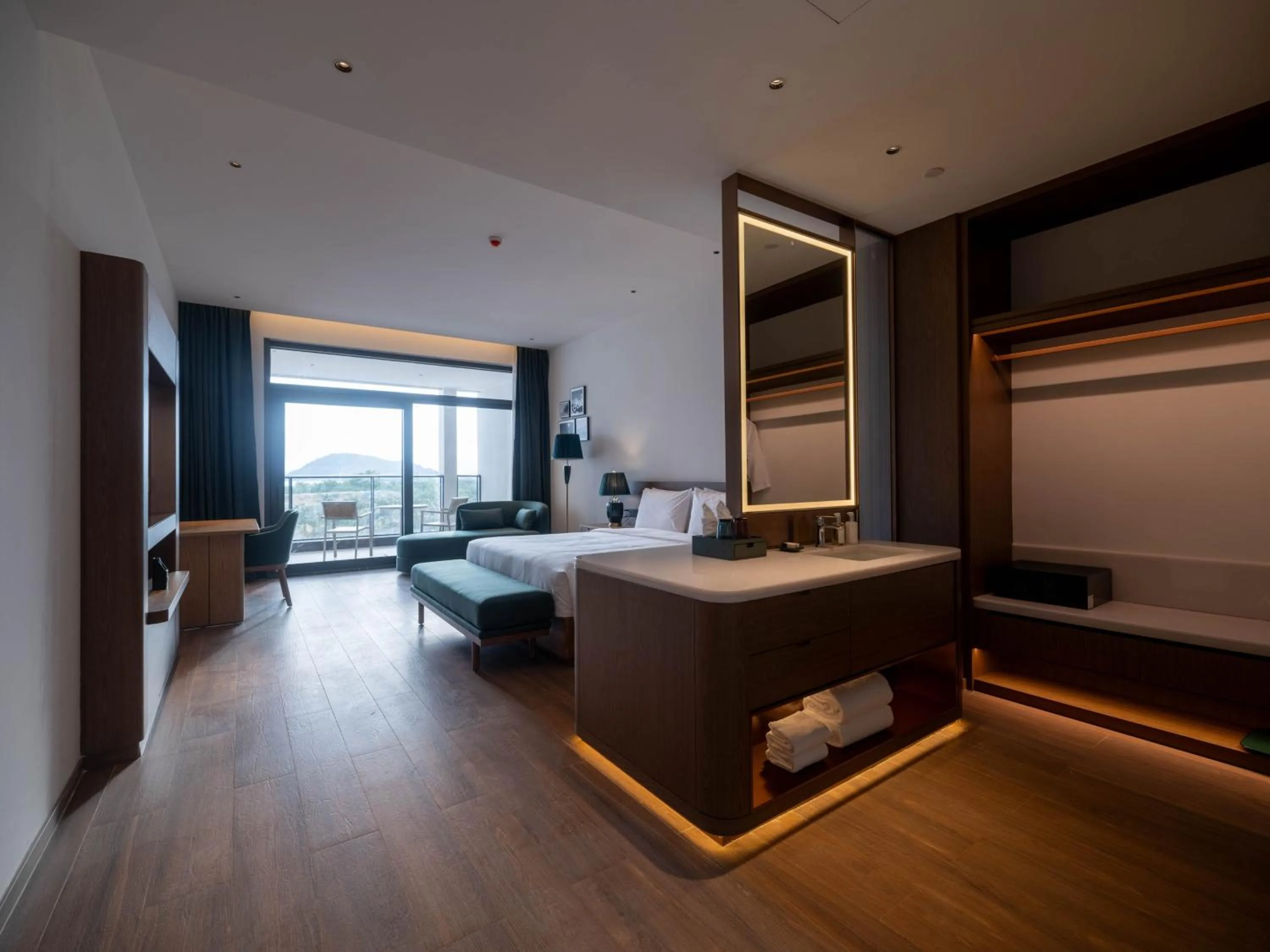Photo of the whole room, Bed in Holiday Inn Resort Wanning Shenzhou Peninsula by IHG