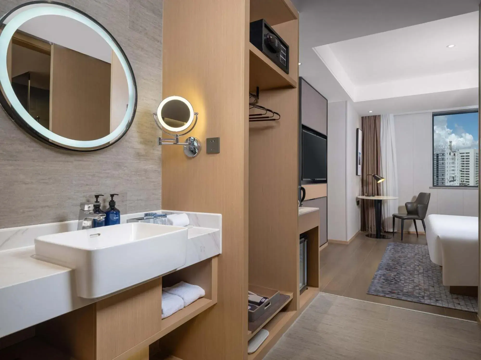 Standard King Room with Minifridge in Holiday Inn Express Zhuhai Grand Theater by IHG Standard King Room with Minifridge in Holiday Inn Express Zhuhai Grand Theater by IHG