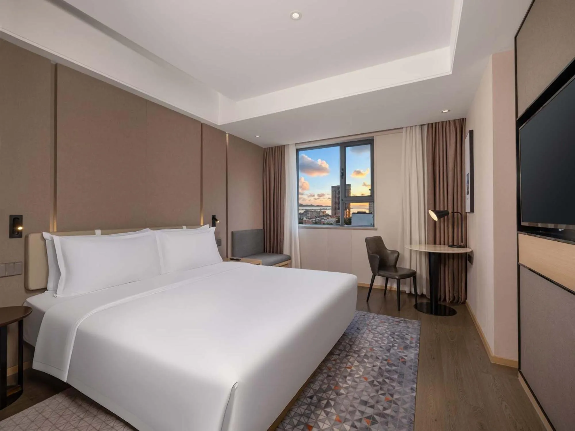 Bed in Holiday Inn Express Zhuhai Grand Theater by IHG