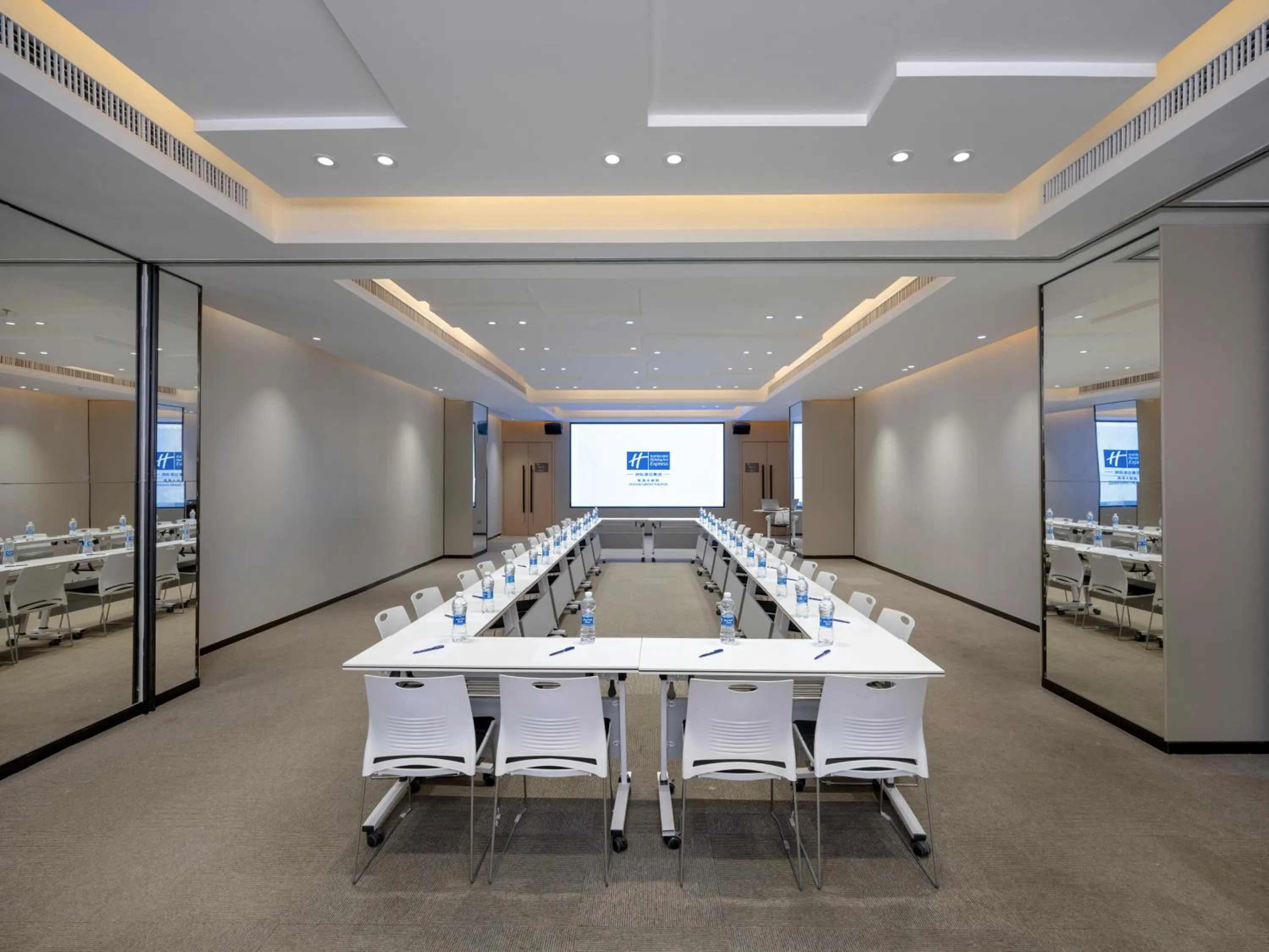 Meeting/conference room in Holiday Inn Express Zhuhai Grand Theater by IHG