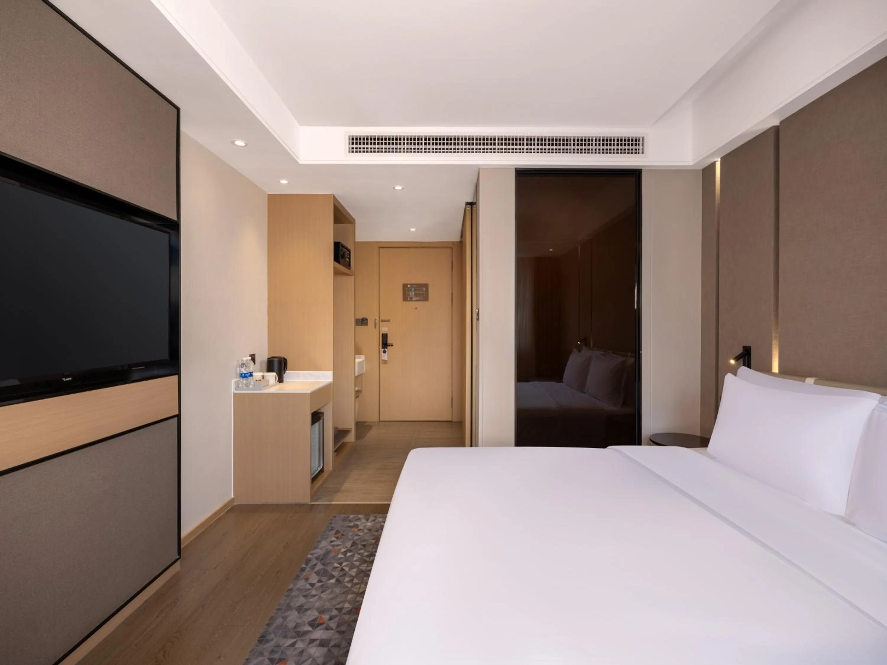 Photo of the whole room, Bed in Holiday Inn Express Zhuhai Grand Theater by IHG