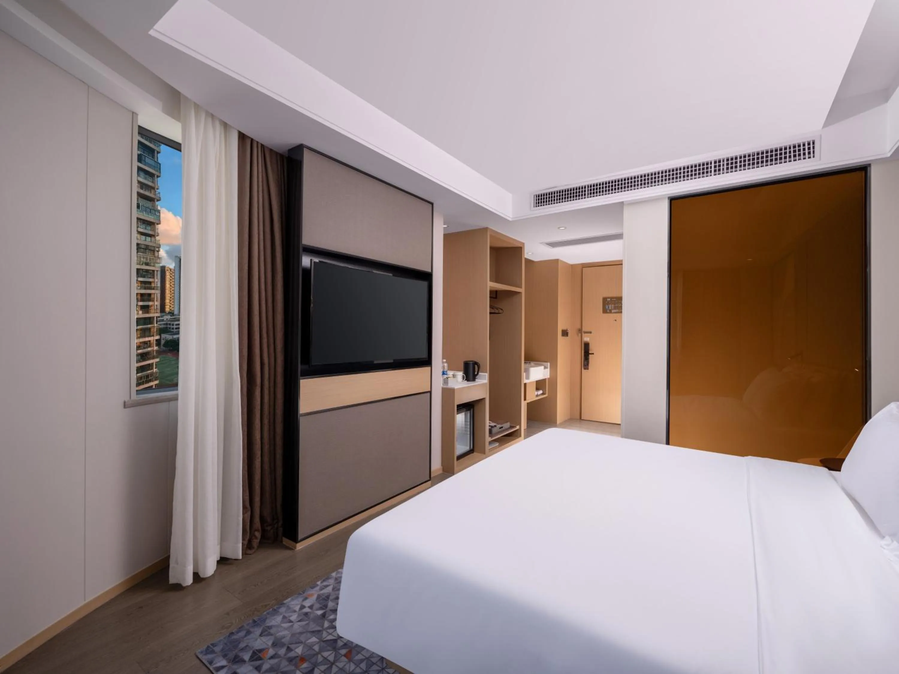 Photo of the whole room, Bed in Holiday Inn Express Zhuhai Grand Theater by IHG