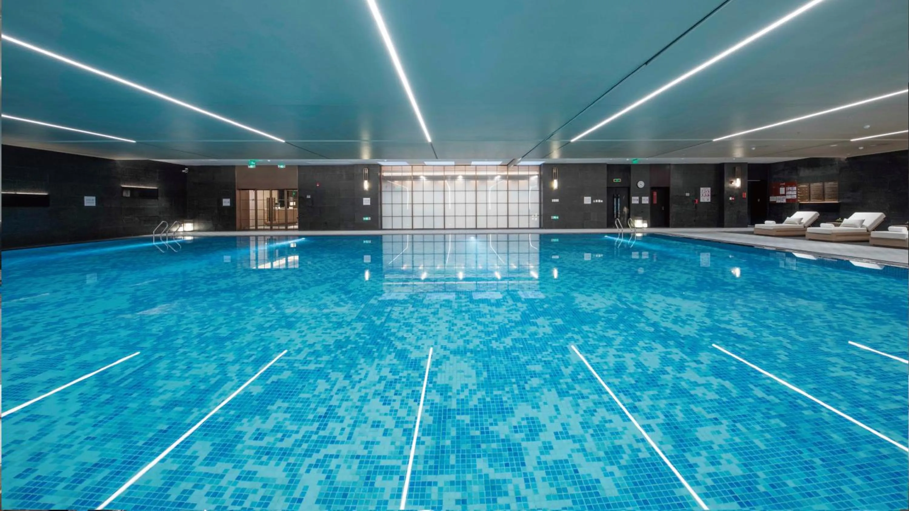 Swimming pool in Crowne Plaza Beijing Tongzhou