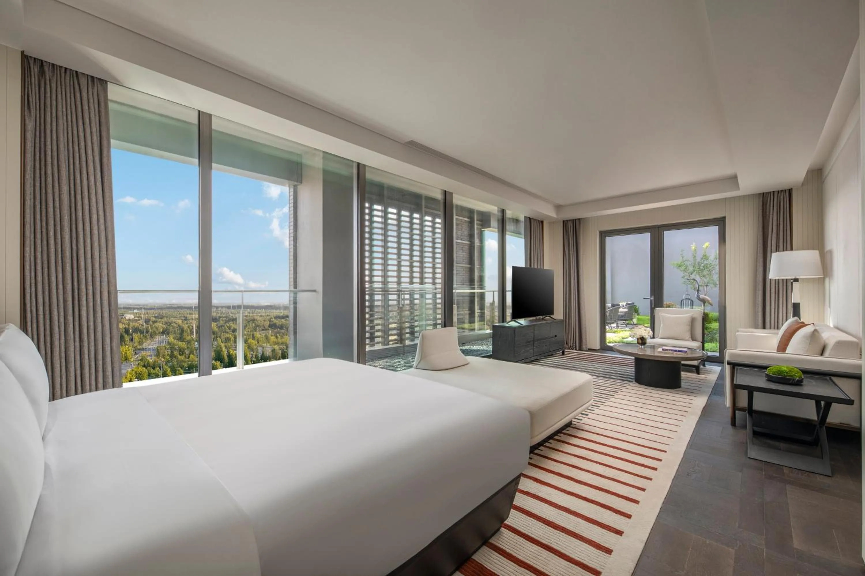 Photo of the whole room, Bed in Crowne Plaza Beijing Tongzhou