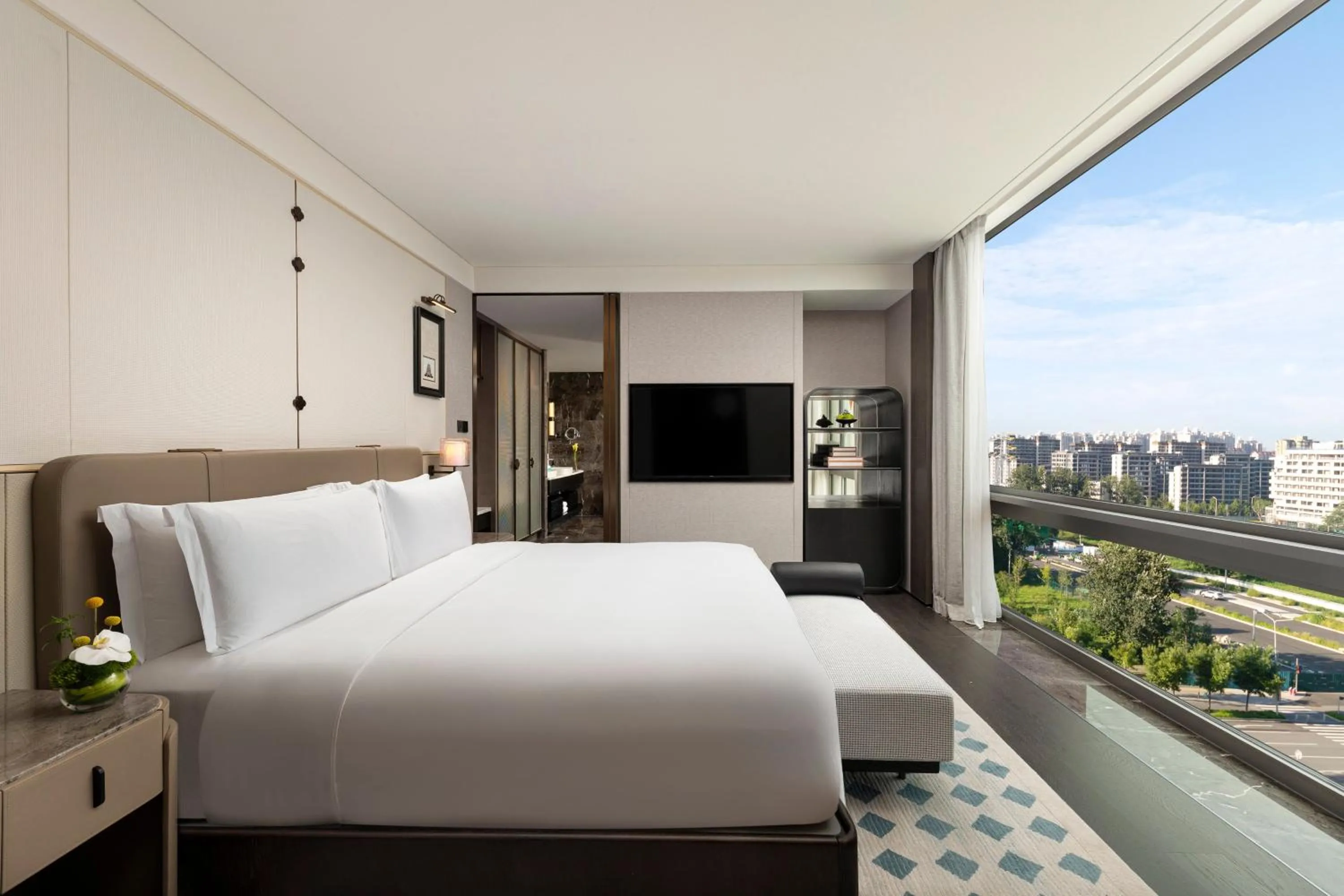 Photo of the whole room, Bed in Crowne Plaza Beijing Tongzhou