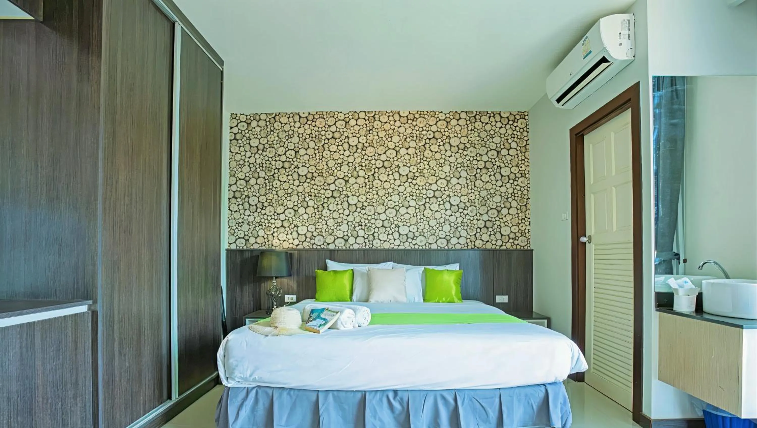 Bed in The Wings Boutique Hotels Krabi Ko Lanta