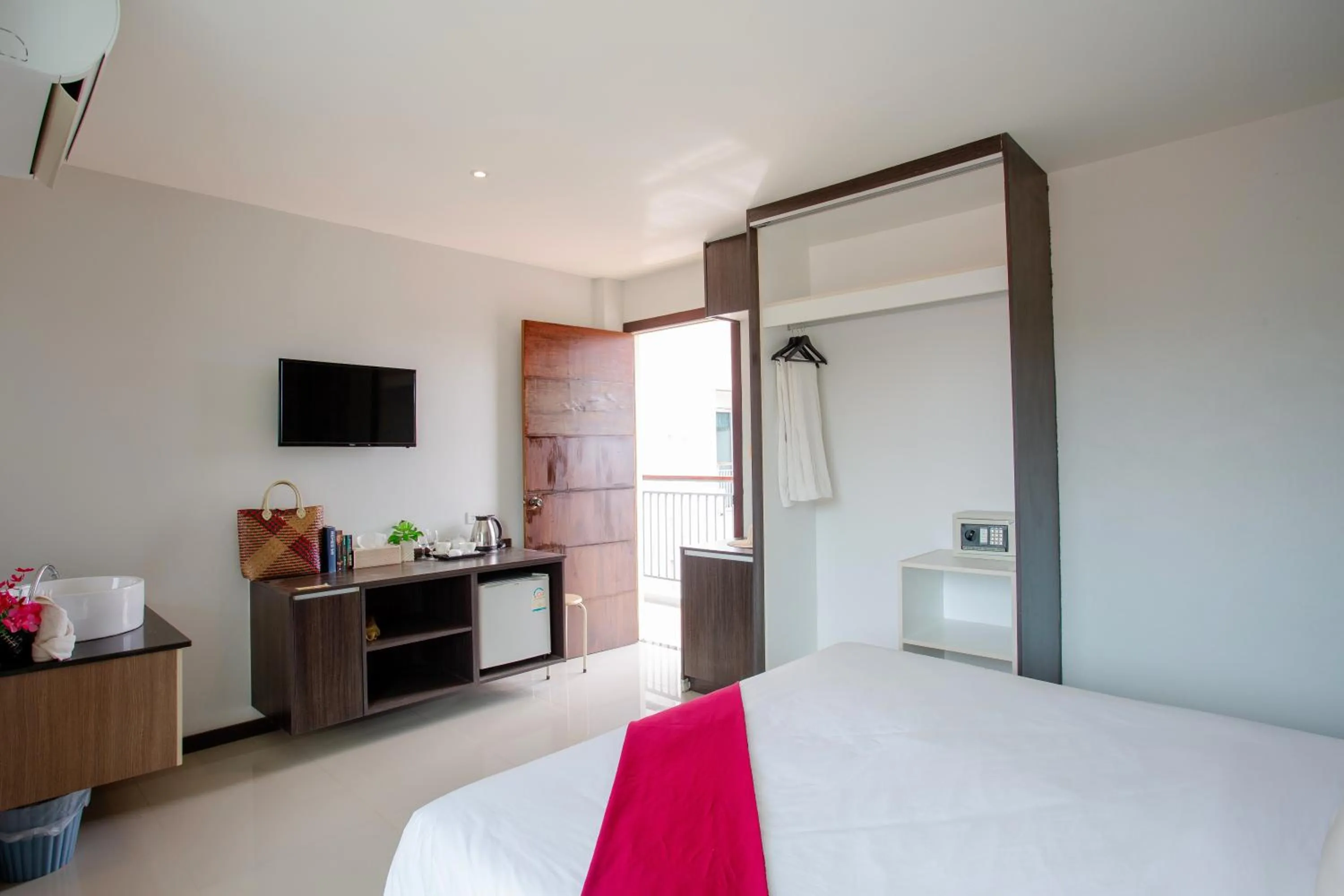 Communal lounge/ TV room, Bed in The Wings Boutique Hotels Krabi Ko Lanta