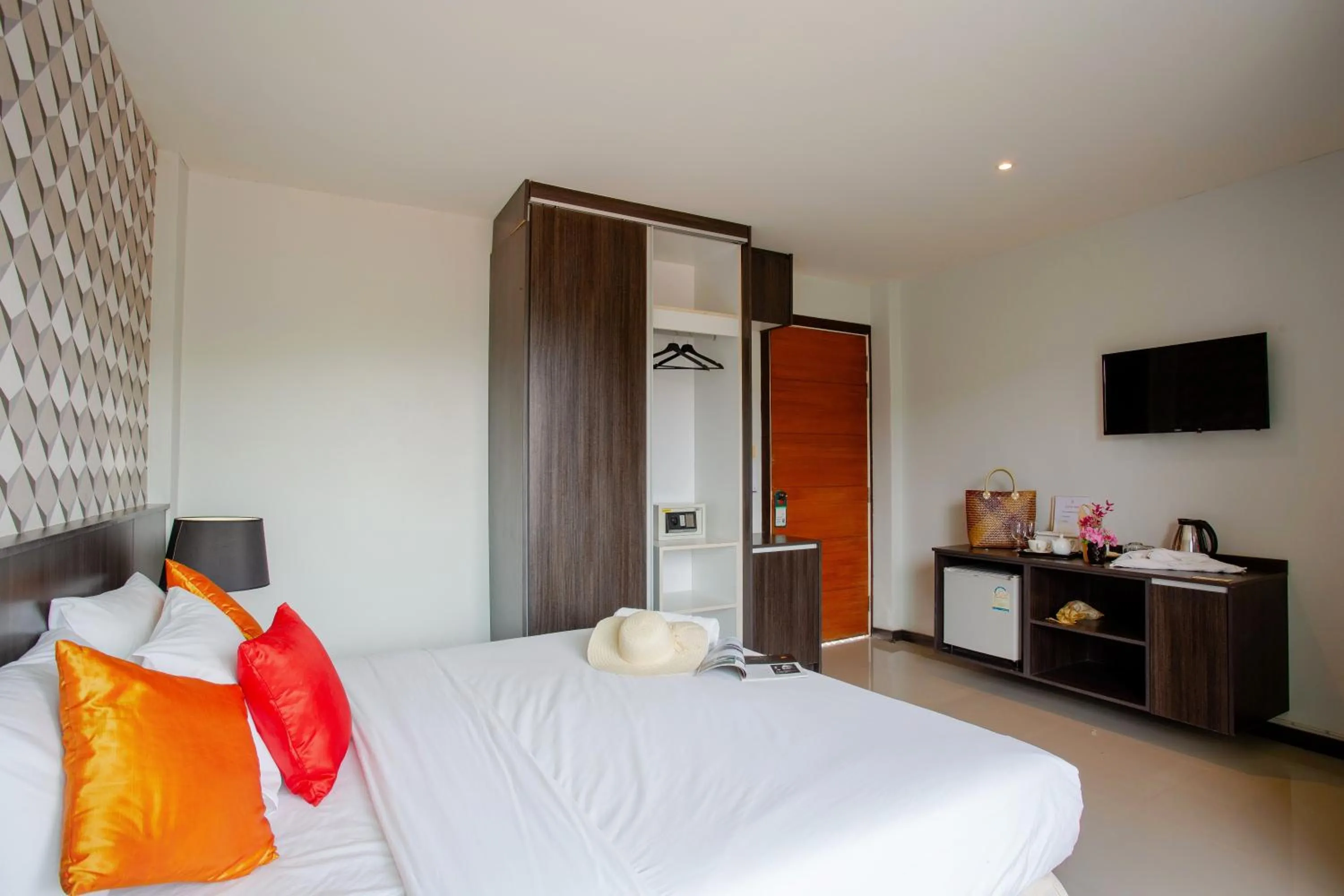 Bed in The Wings Boutique Hotels Krabi Ko Lanta