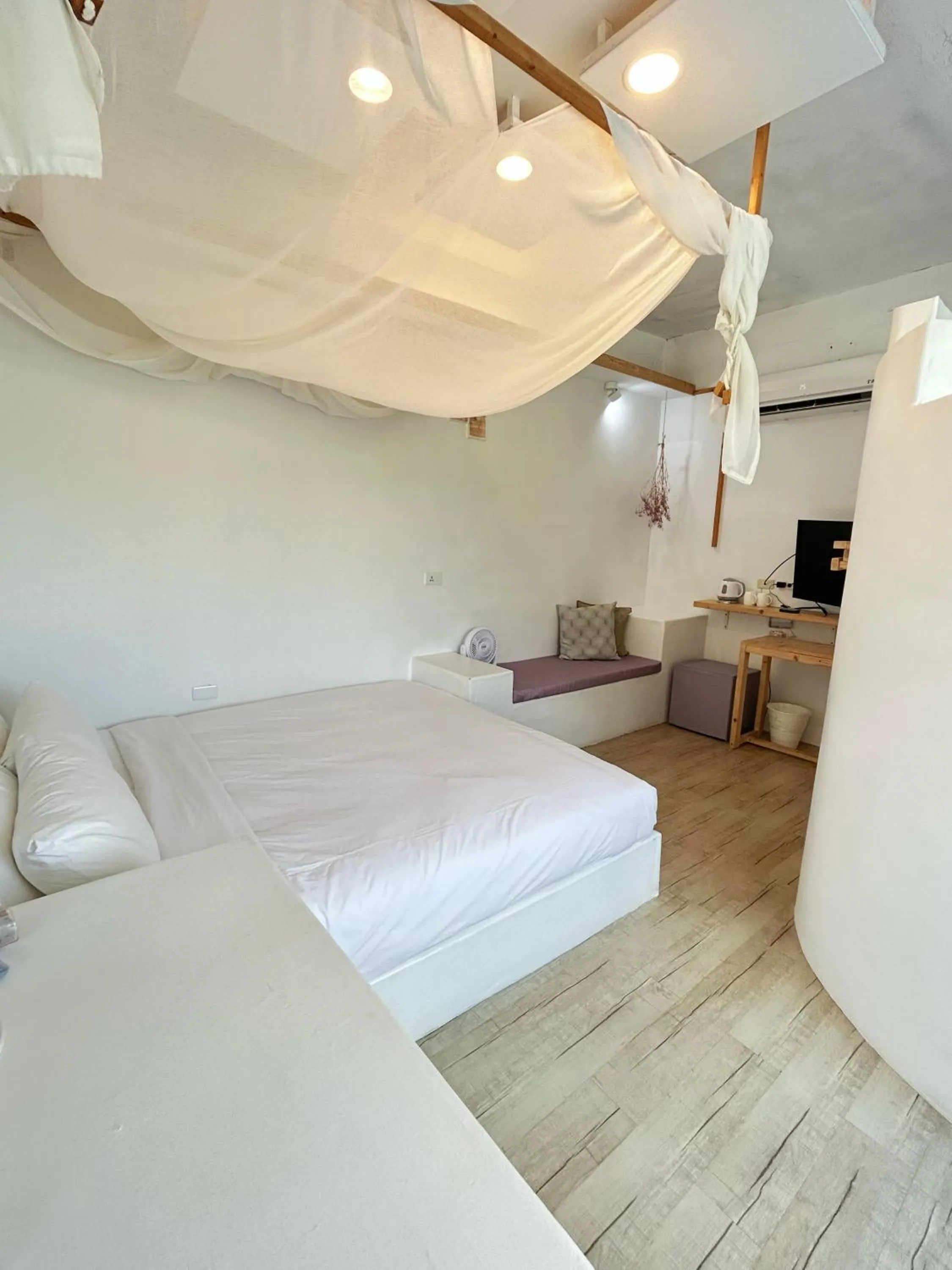 Bed in White&Light B&B