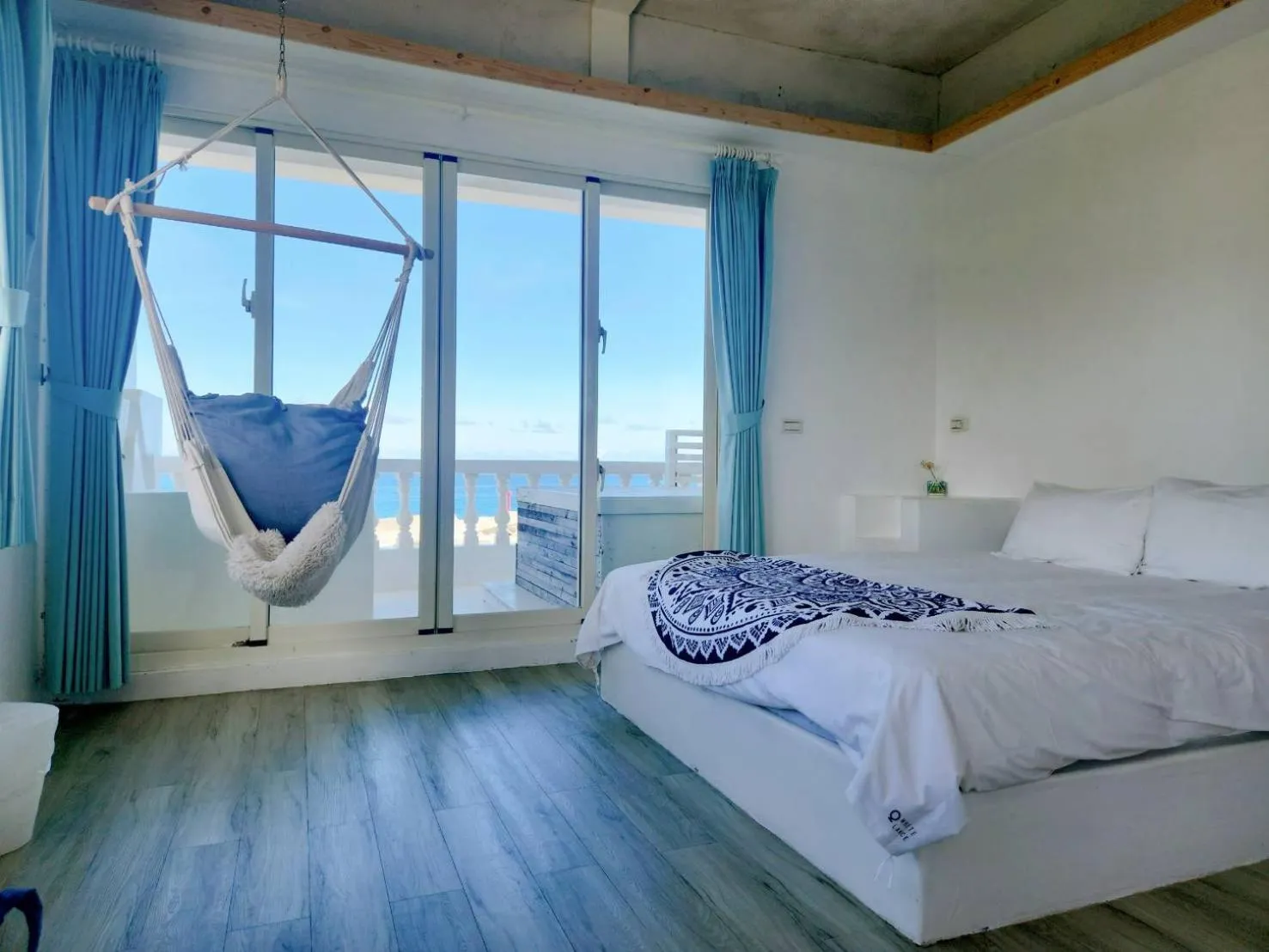 Bed in White&Light B&B