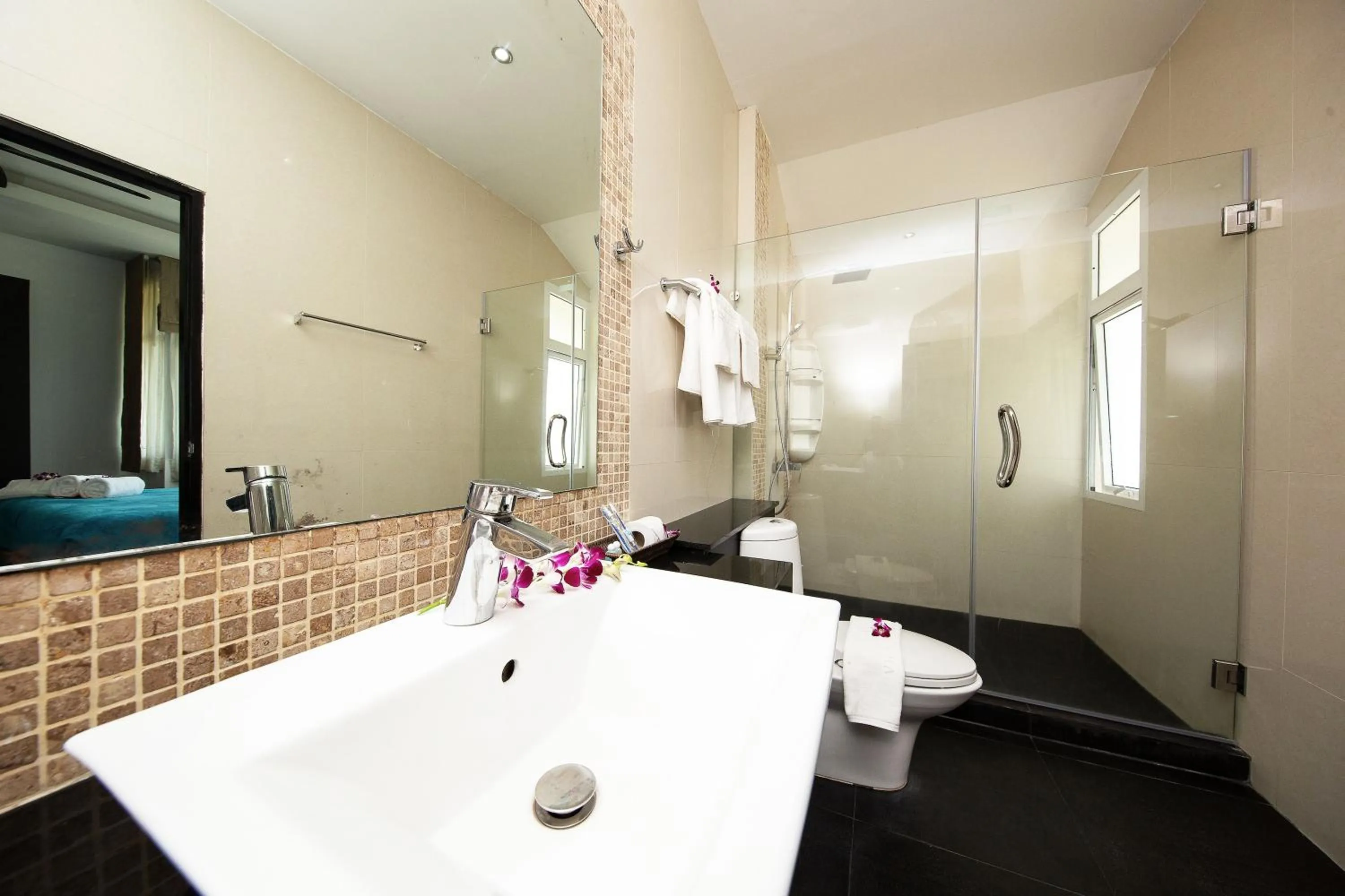 Shower in Paradise Pool Villa Pattaya in Tropicana Village