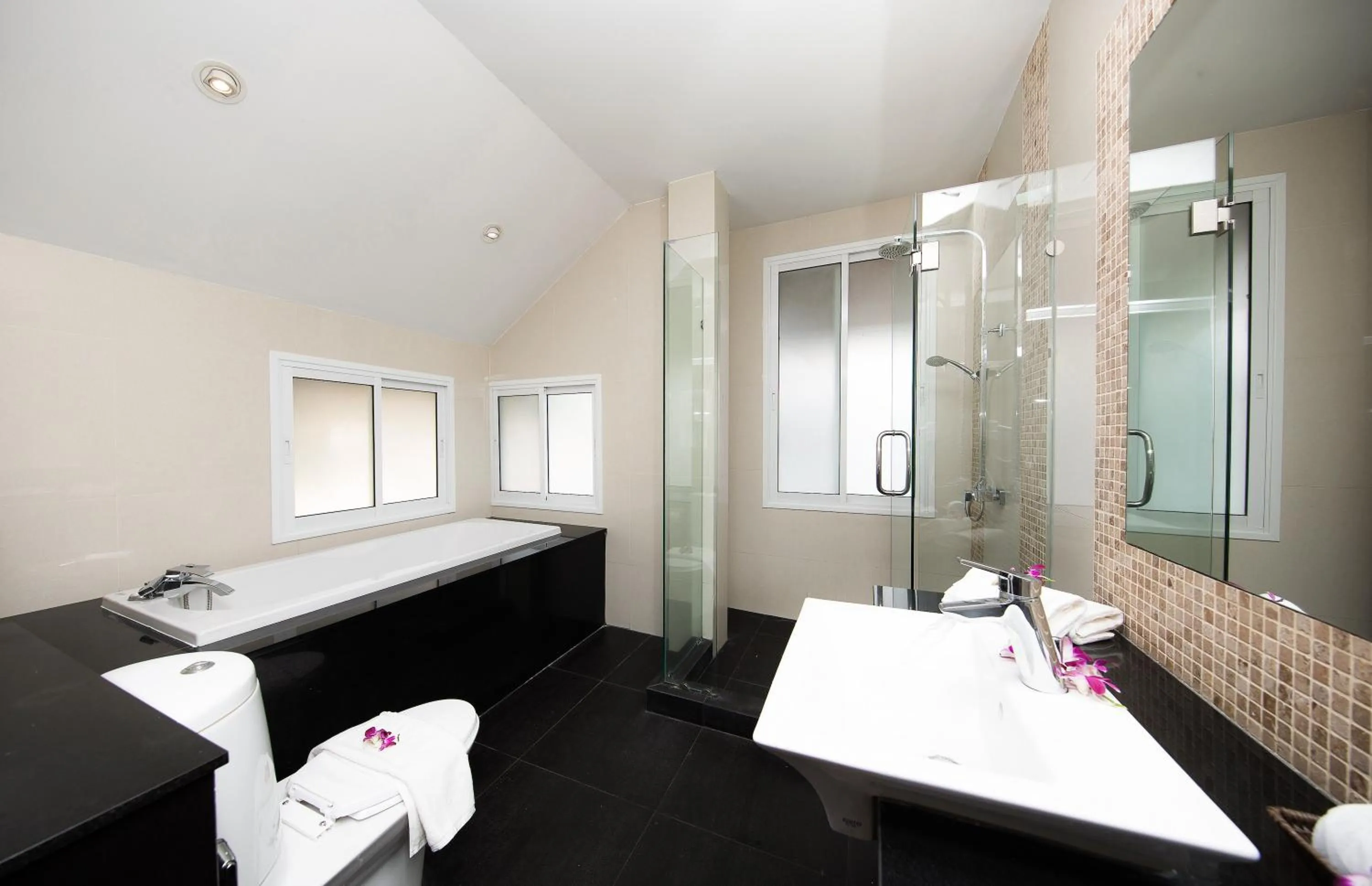 Shower in Paradise Pool Villa Pattaya in Tropicana Village