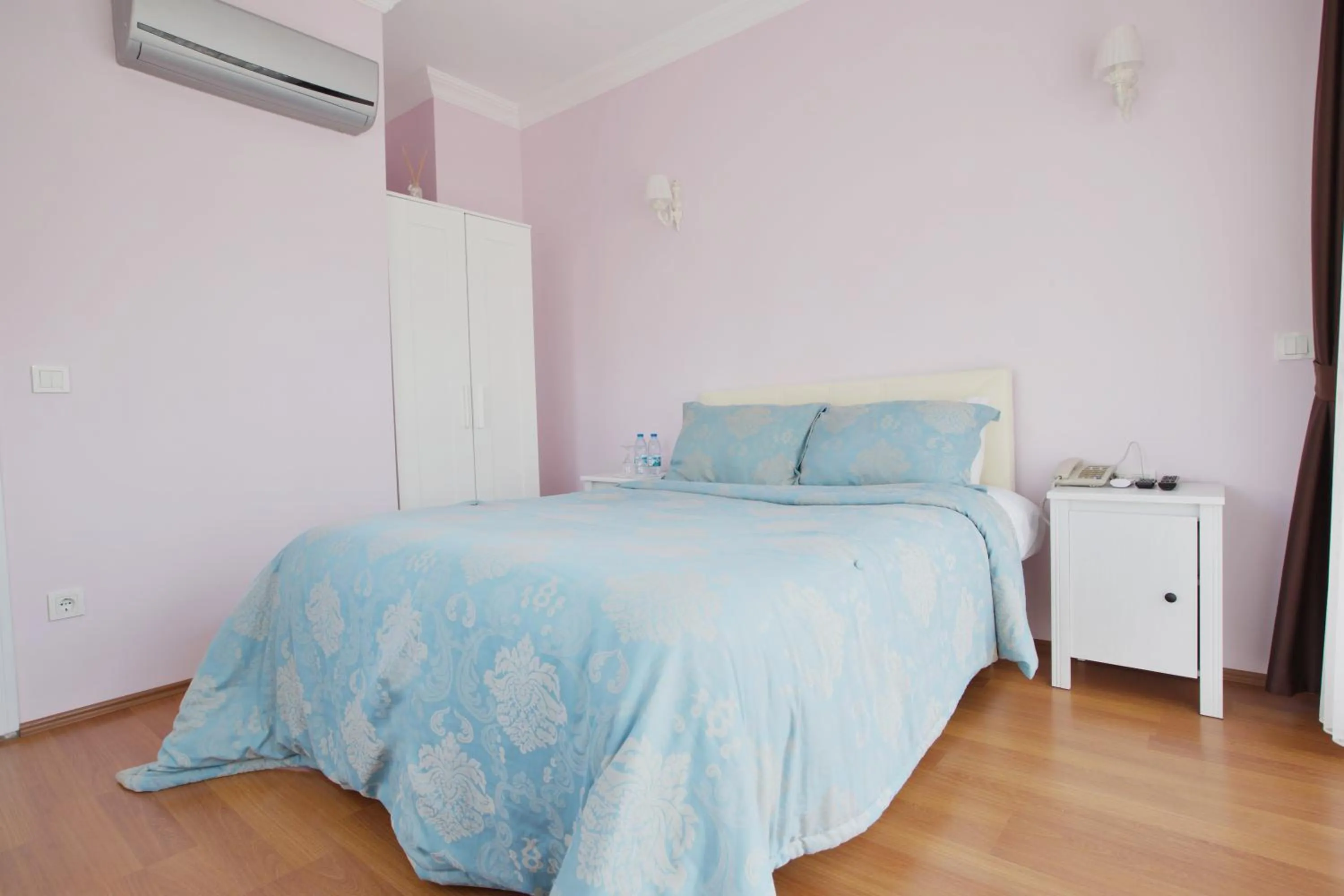 Photo of the whole room in Nizam Butik Otel Büyükada