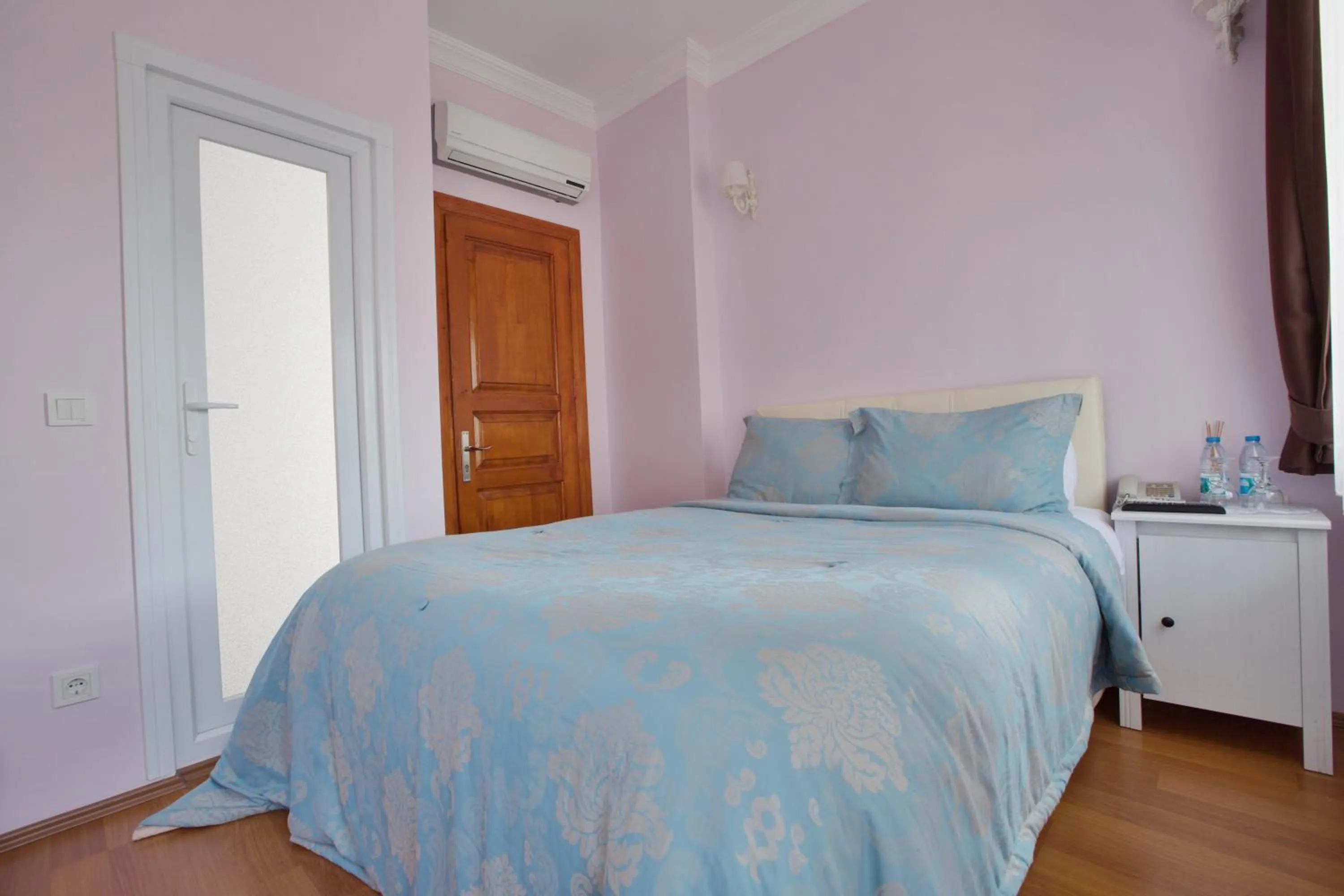 Photo of the whole room in Nizam Butik Otel Büyükada