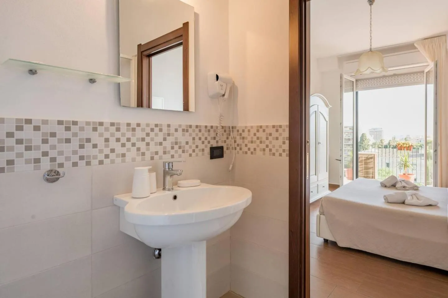Bathroom, Bed in Panoramic Rooms