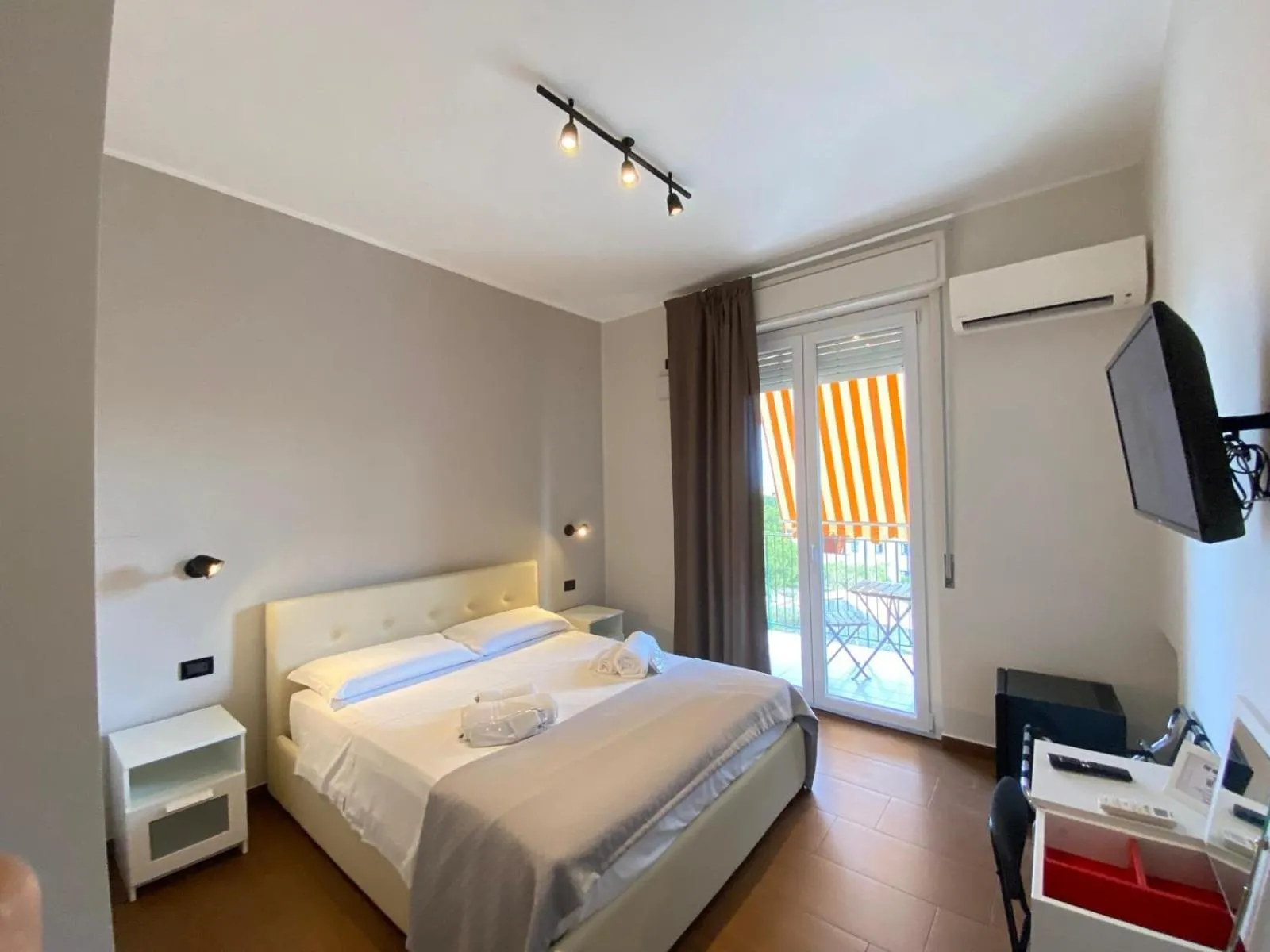 Bedroom, Bed in Panoramic Rooms