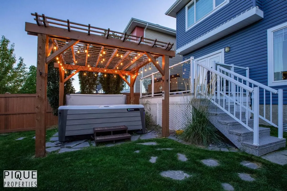 Chic Retreat with Hot Tub - King Bed - Fireplace - WEM