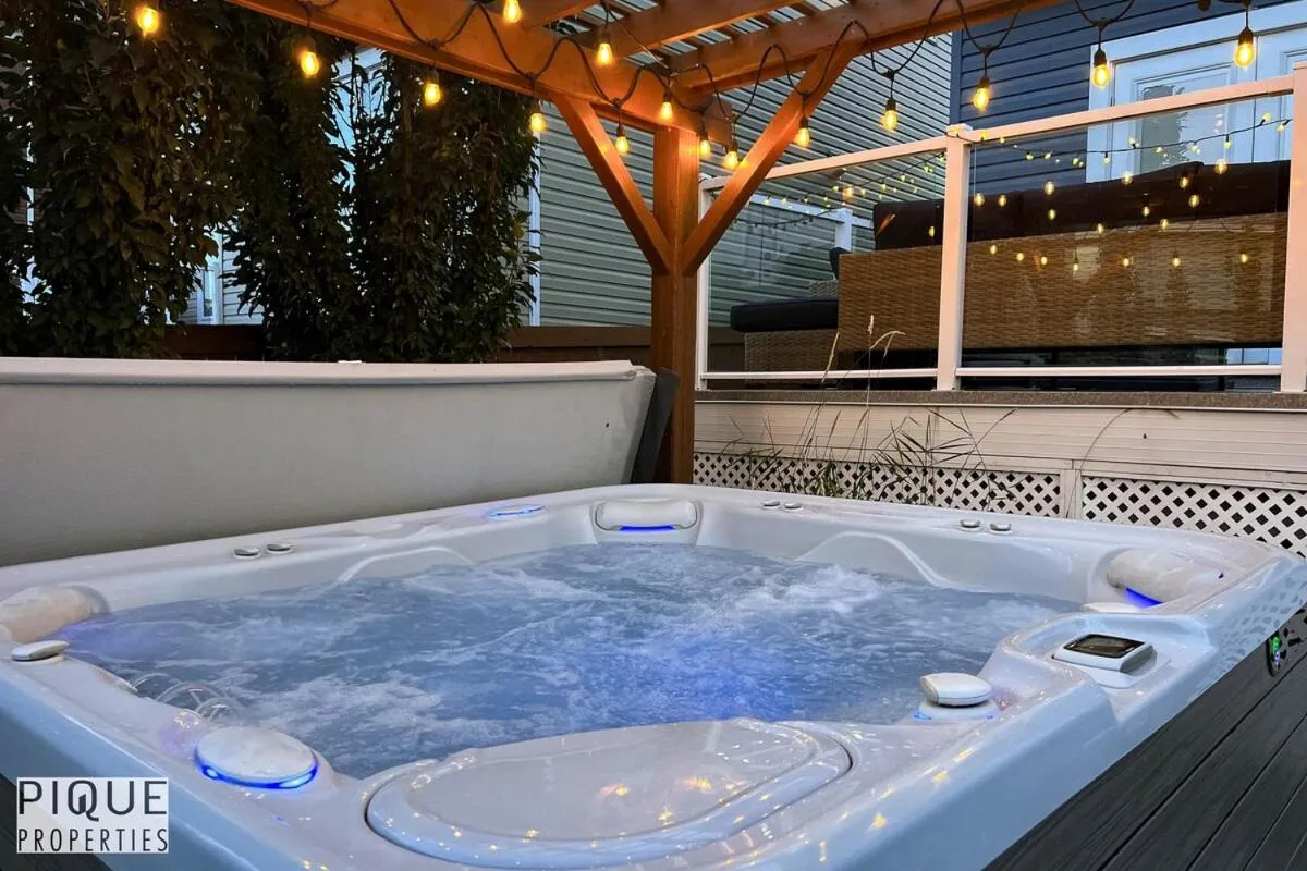 Chic Retreat with Hot Tub - King Bed - Fireplace - WEM