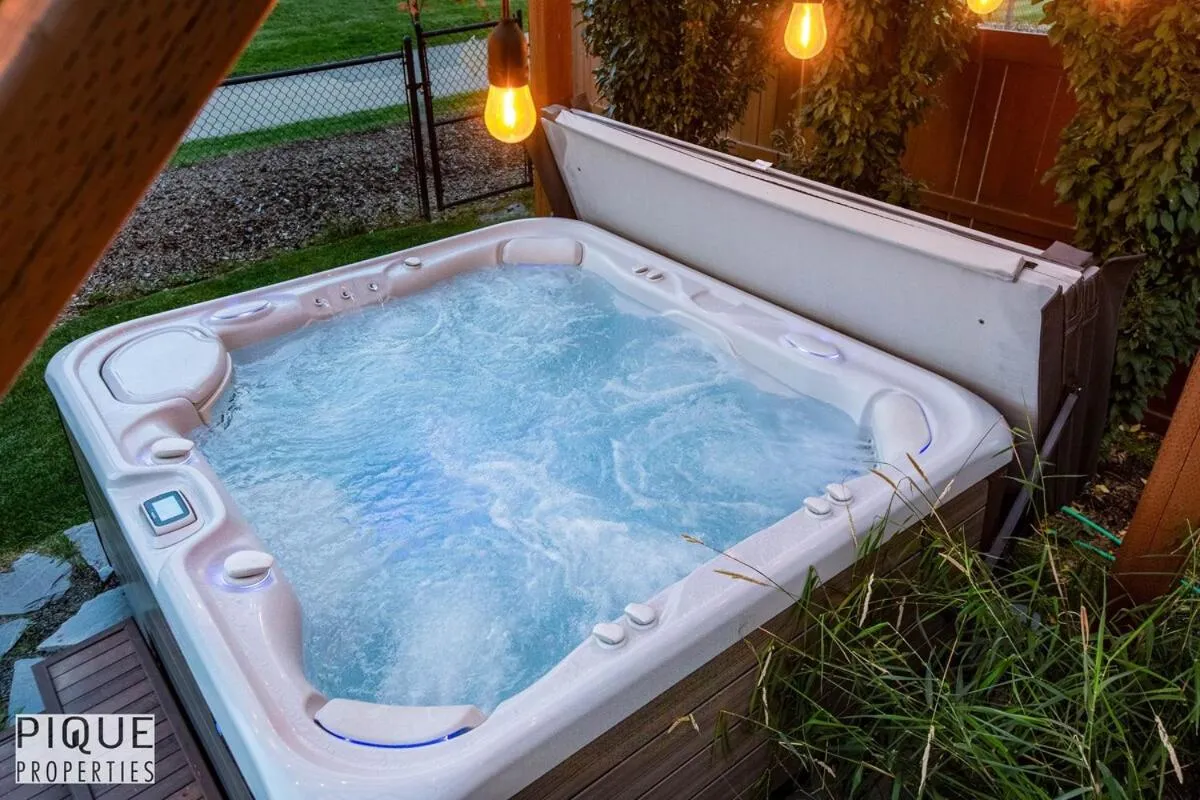 Chic Retreat with Hot Tub - King Bed - Fireplace - WEM