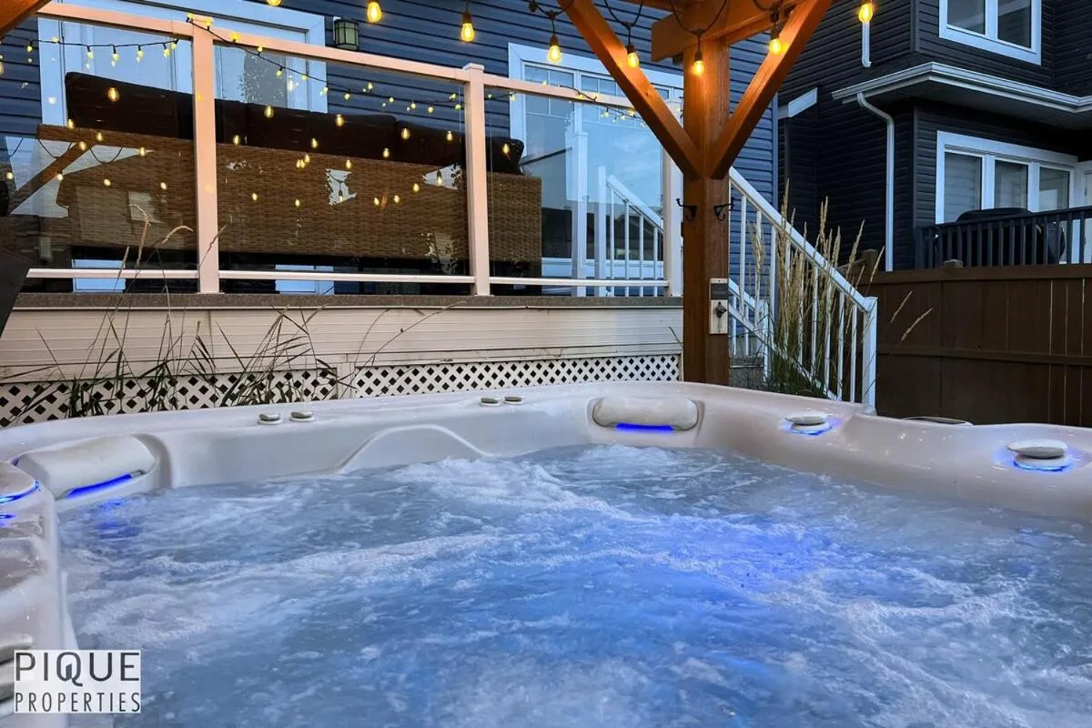 Chic Retreat with Hot Tub - King Bed - Fireplace - WEM