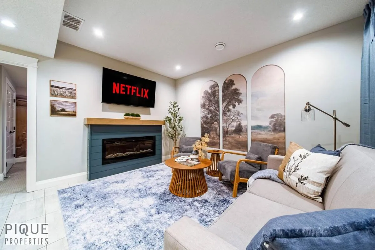 Chic Retreat with Hot Tub - King Bed - Fireplace - WEM