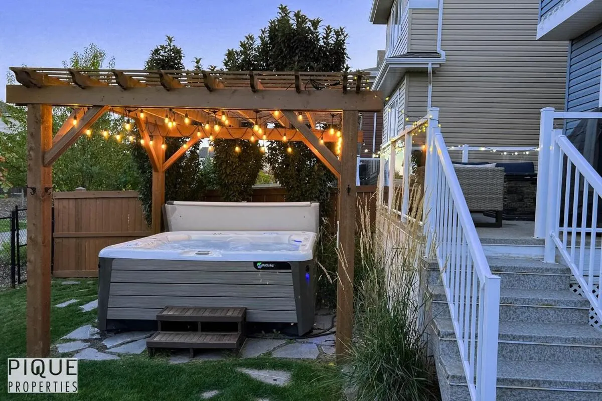 Chic Retreat with Hot Tub - King Bed - Fireplace - WEM