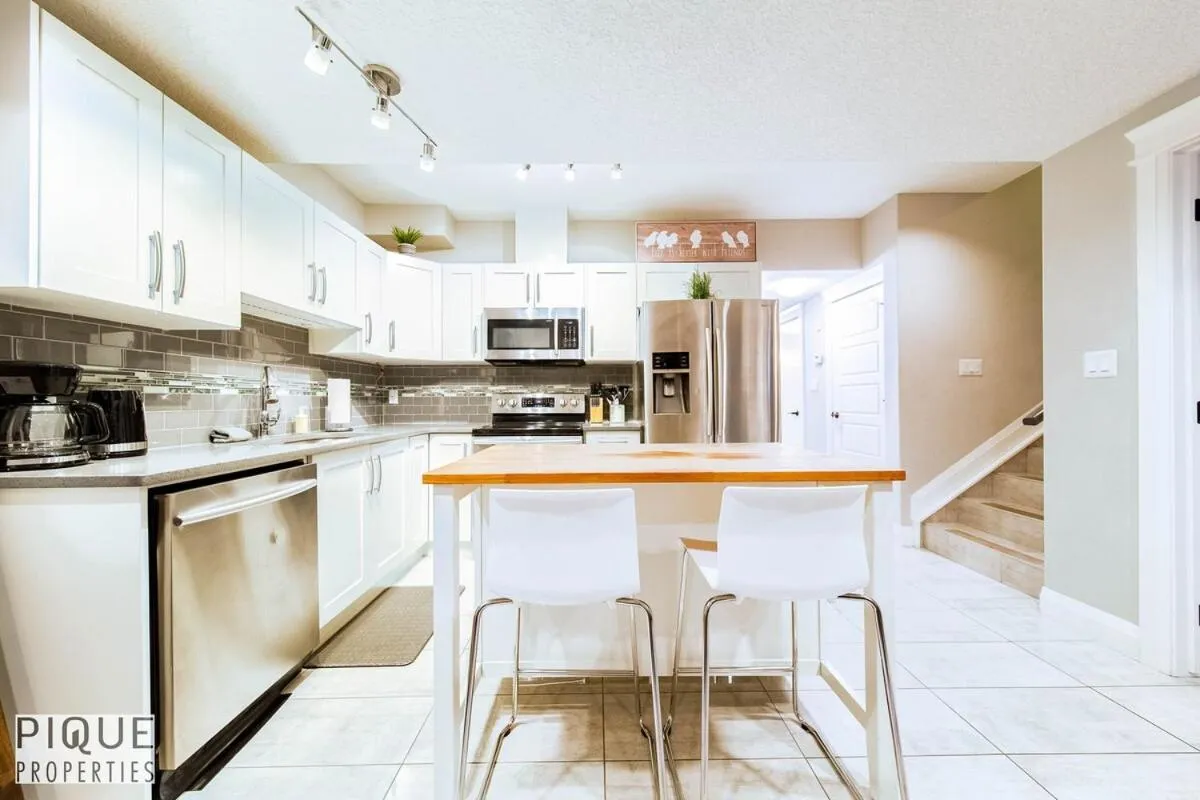 Chic Retreat with Hot Tub - King Bed - Fireplace - WEM